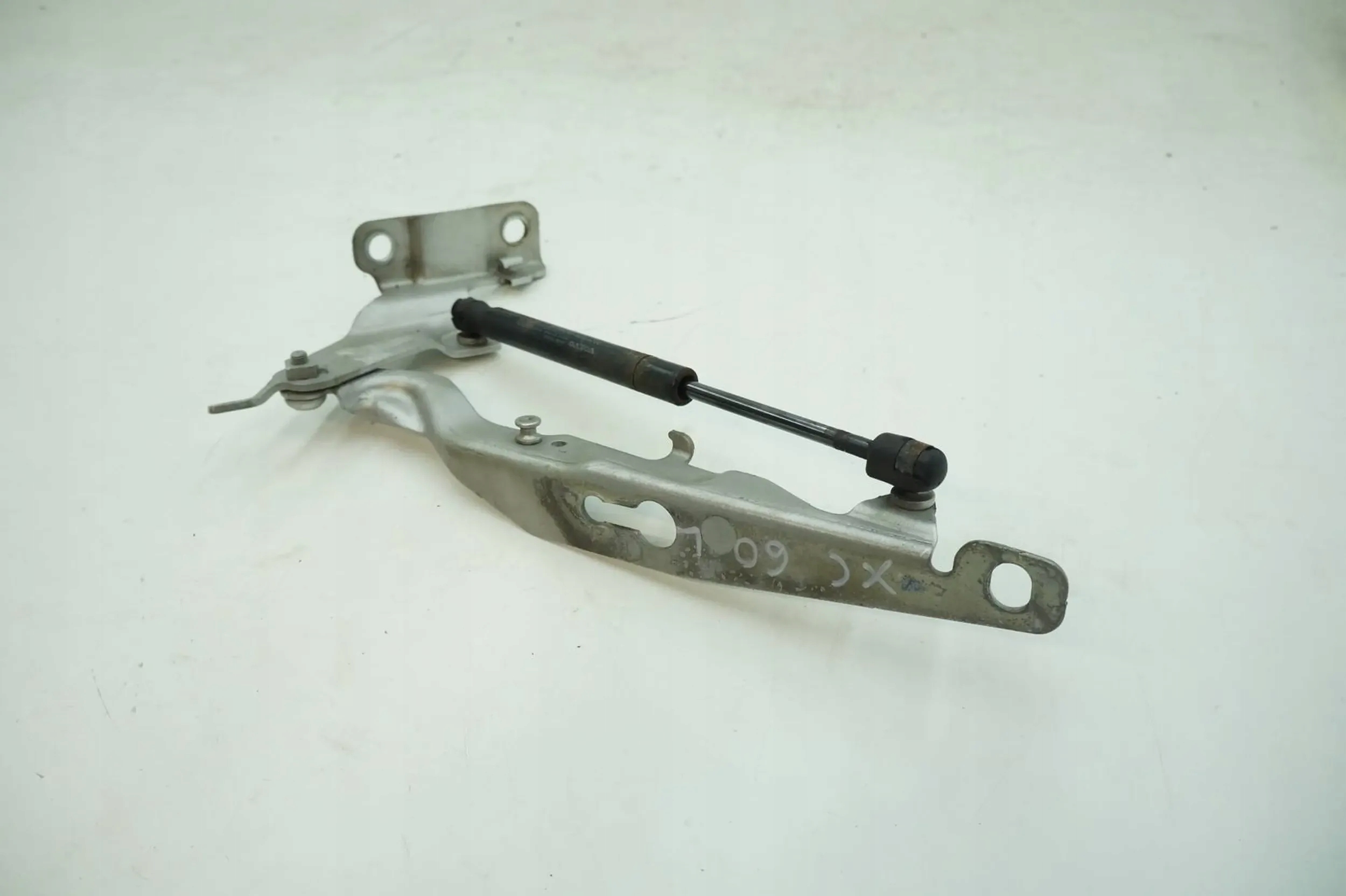 ZAWIAS MASKI LEWY Volvo XC60 31385814