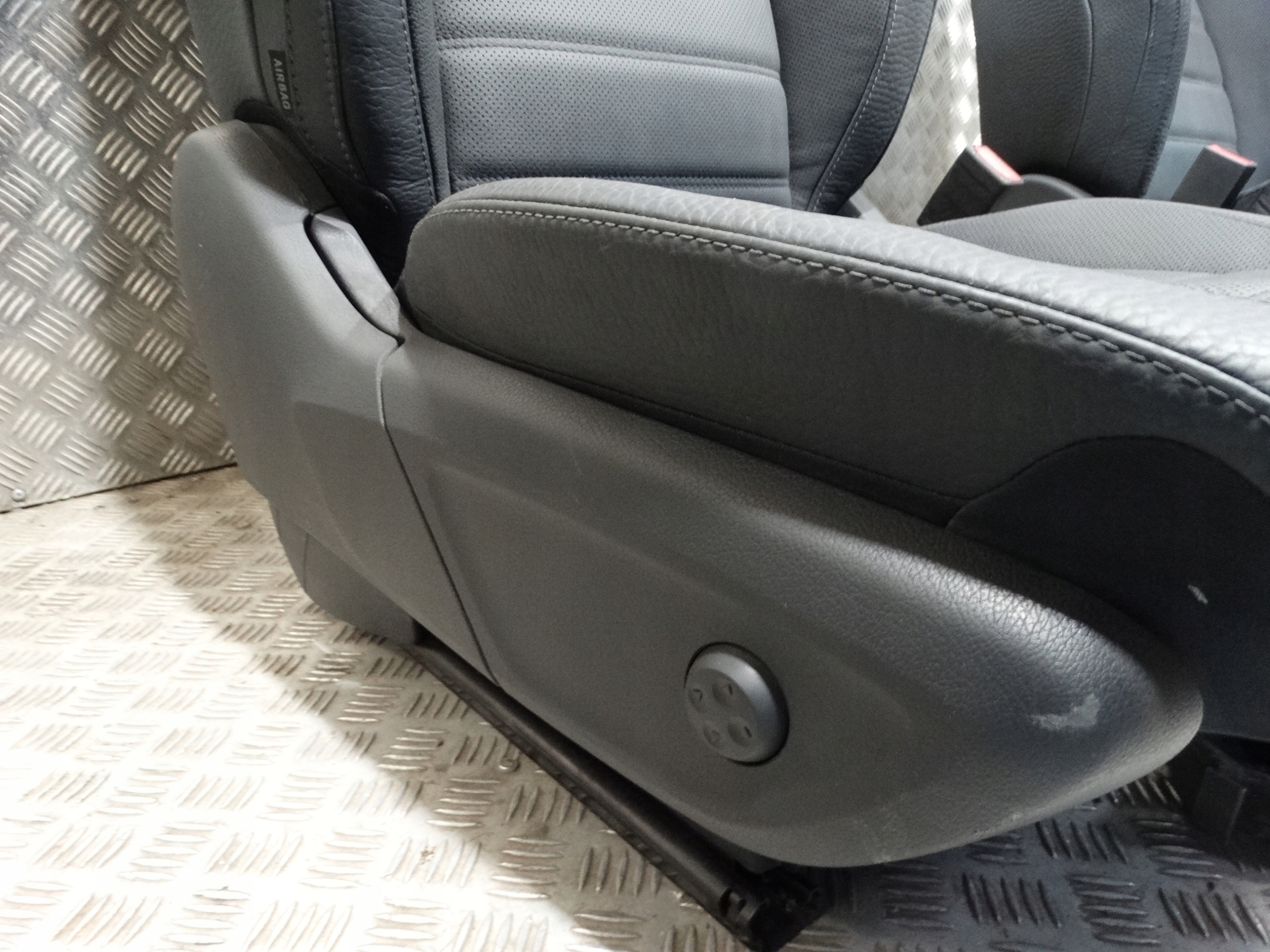 seat right front MERCEDES W167 1