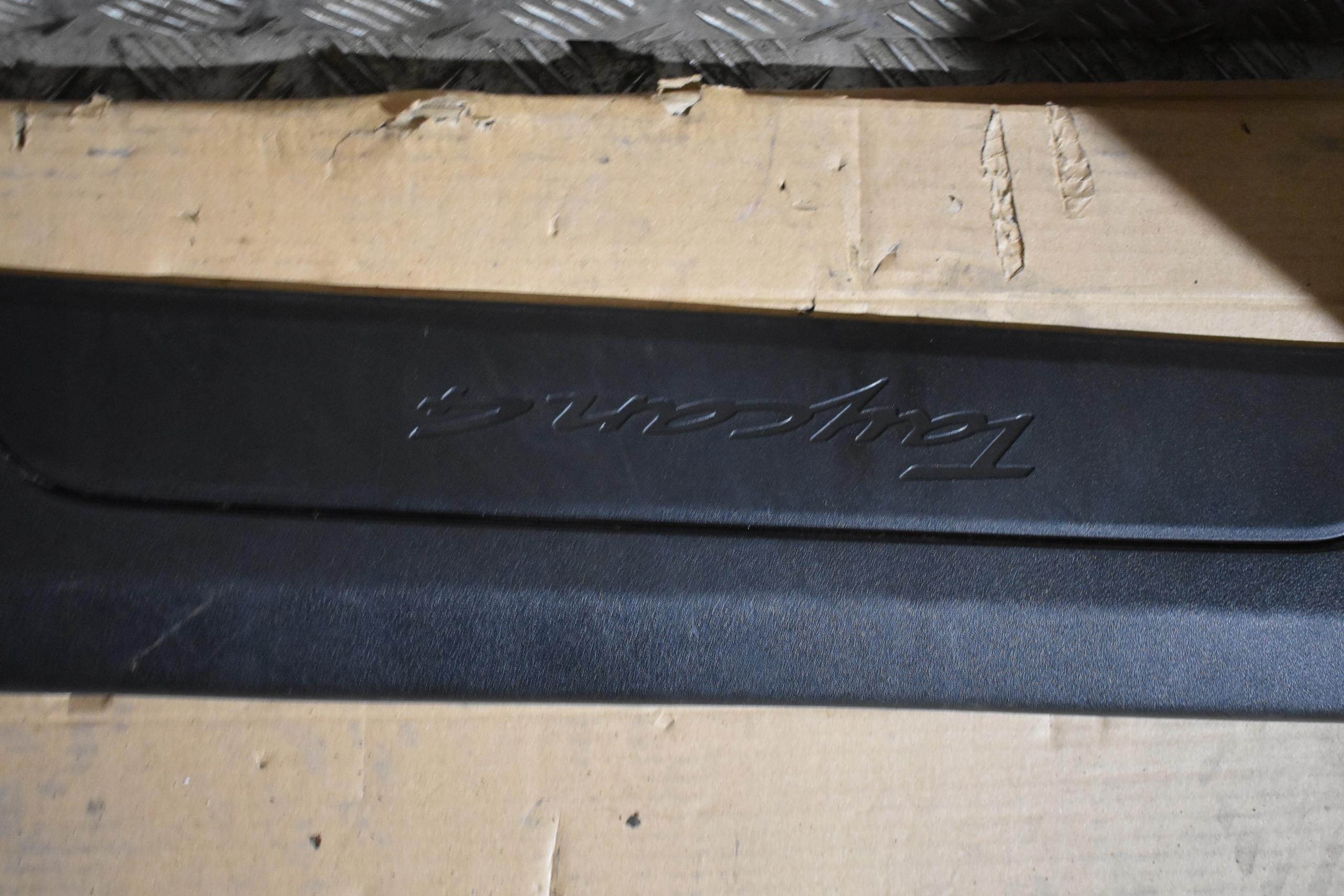moulding cap of the threshold front left PORSCHE TAYCAN 1
