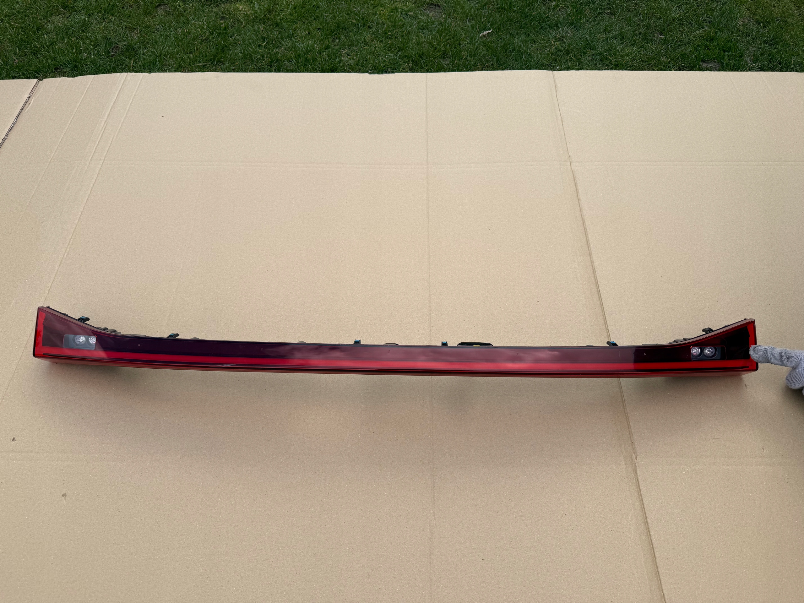 LAMPA TYLNA LEWA LED CUPRA BORN 10F 2021 - 2025 .