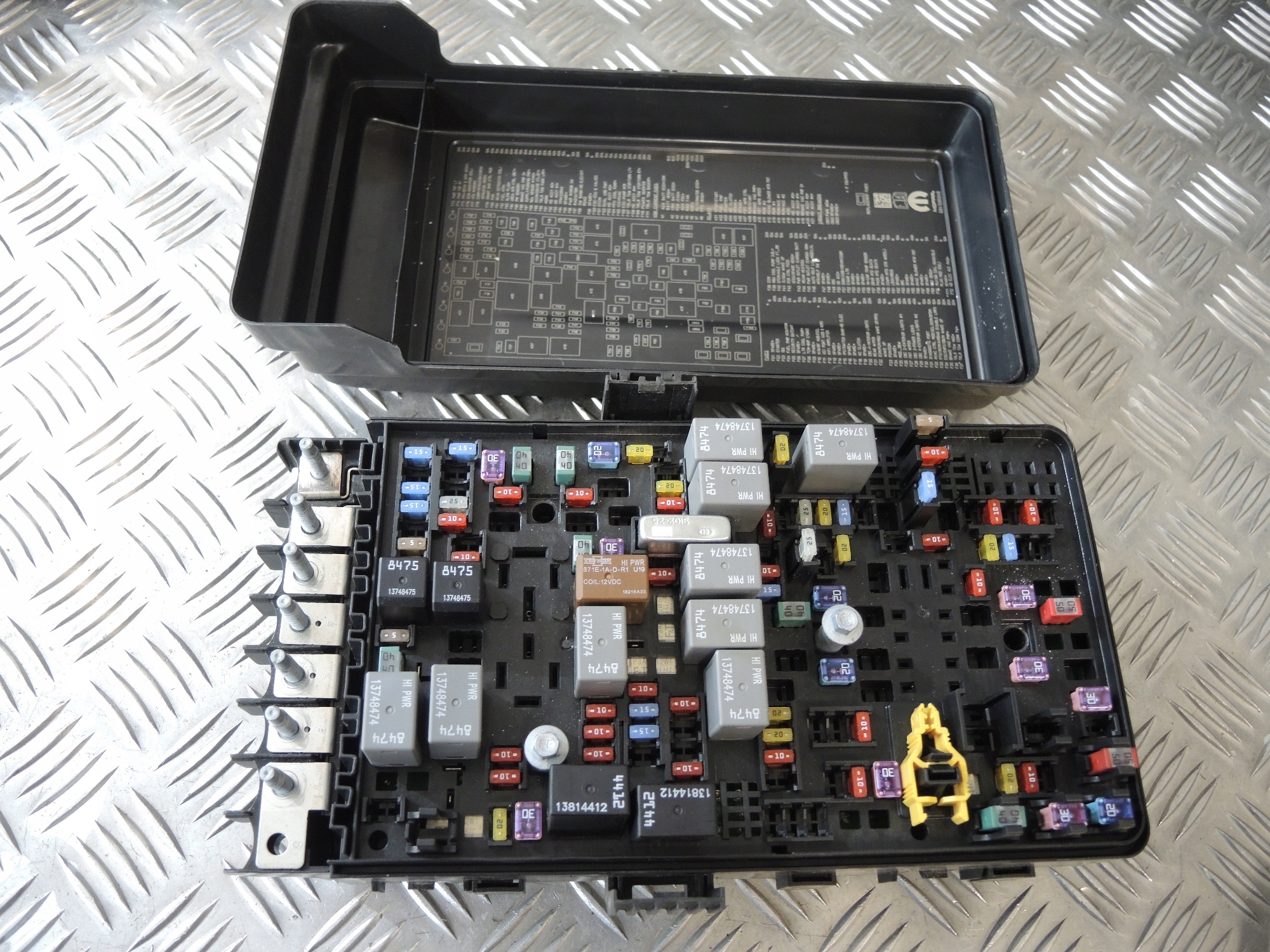 JEEP WRANGLER JL SKRZYNKA BEZPIECZNIKÓW 68370557AB Numer katalogowy części 68370557AB