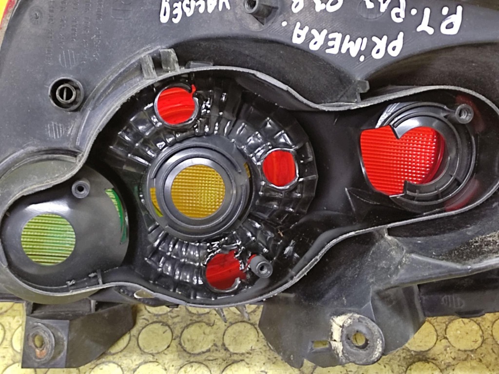 NISSAN PRIMERA P12 feu droite arrière