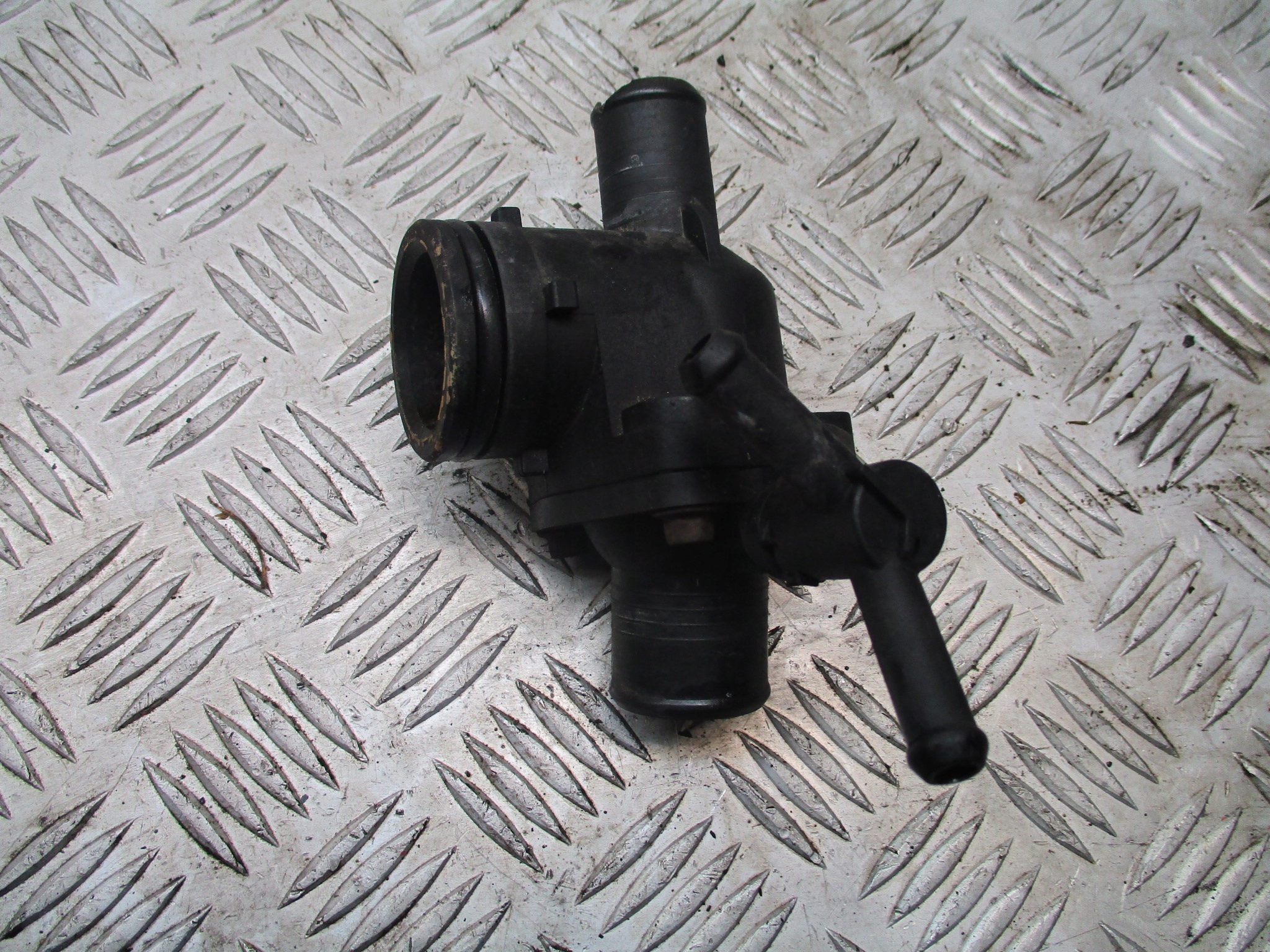 OBUDOWA TERMOSTATU FORD MONDEO MK2 2.0