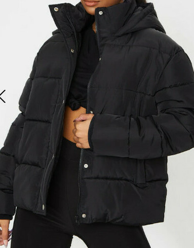 ČERNÁ BUNDA DLOUHÝ RUKÁV KAPUCE STOJÁČEK KAPSY PRETTYLITTLETHING 34