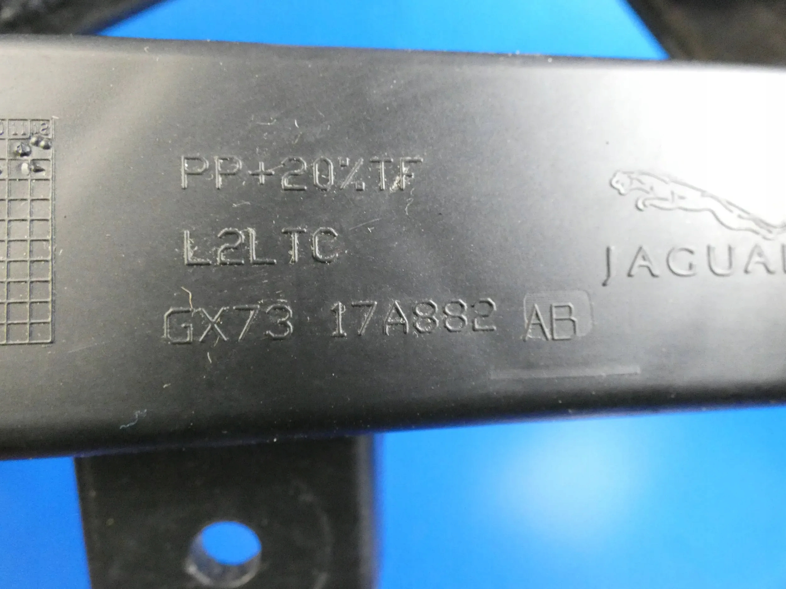 JAGUAR XE X760 Support Support plaque Pare choc Gauche Arrière