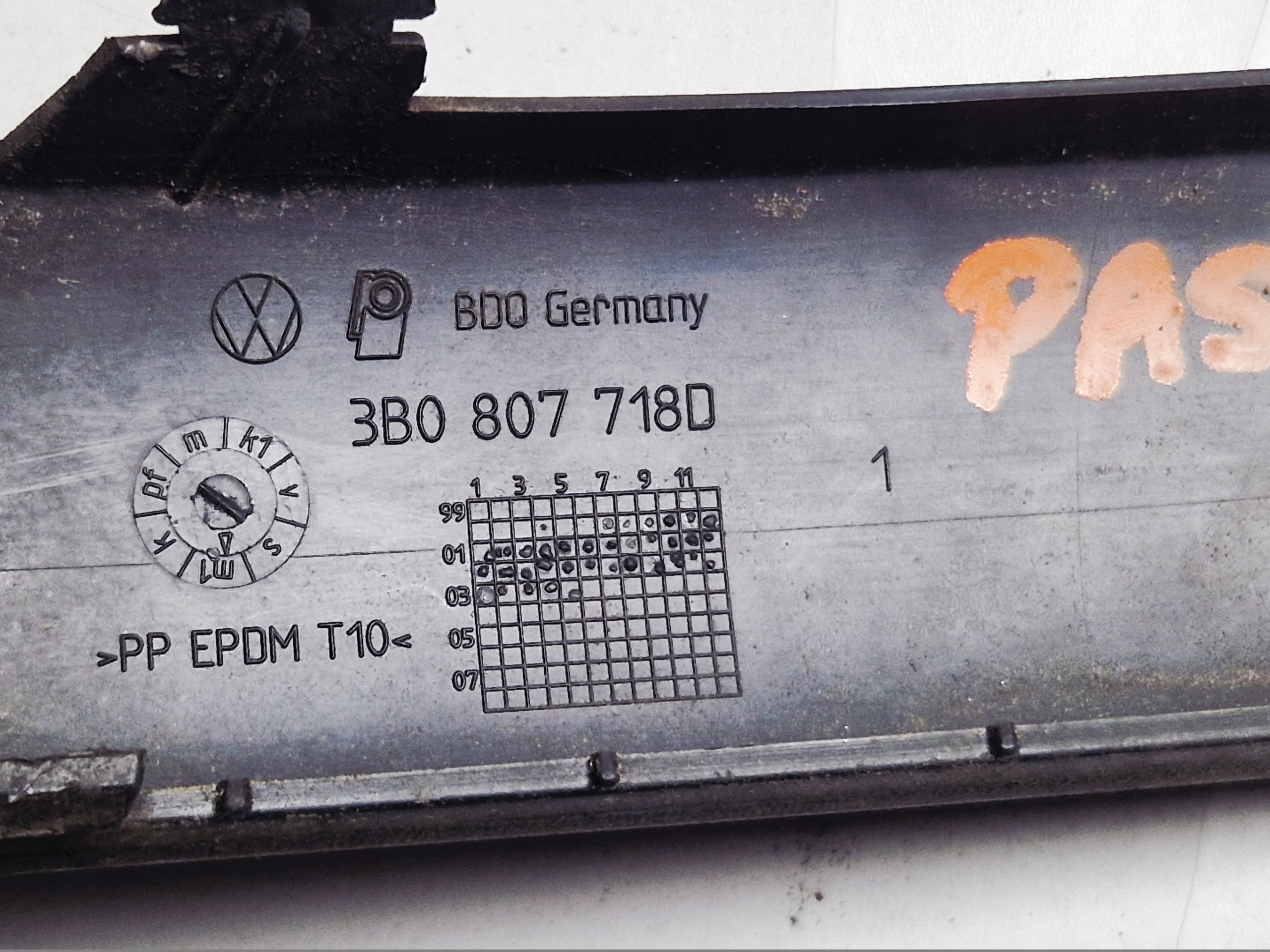 VW PASSAT B5 lišta nárazníku pravý předek 3B0807718D