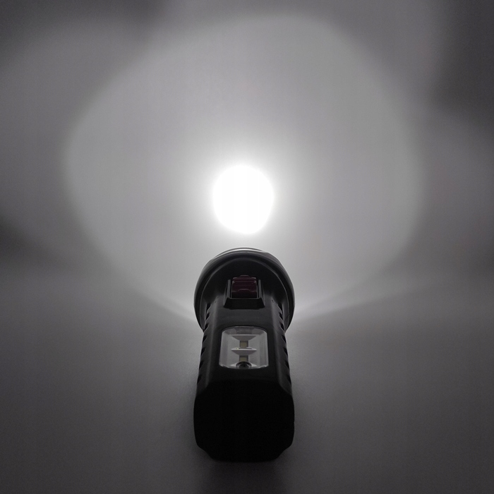 LATARKA LED SZPERACZ ŁADOWANA MOCNA TIROSS 4 LED Kolor dominujący wielokolorowy