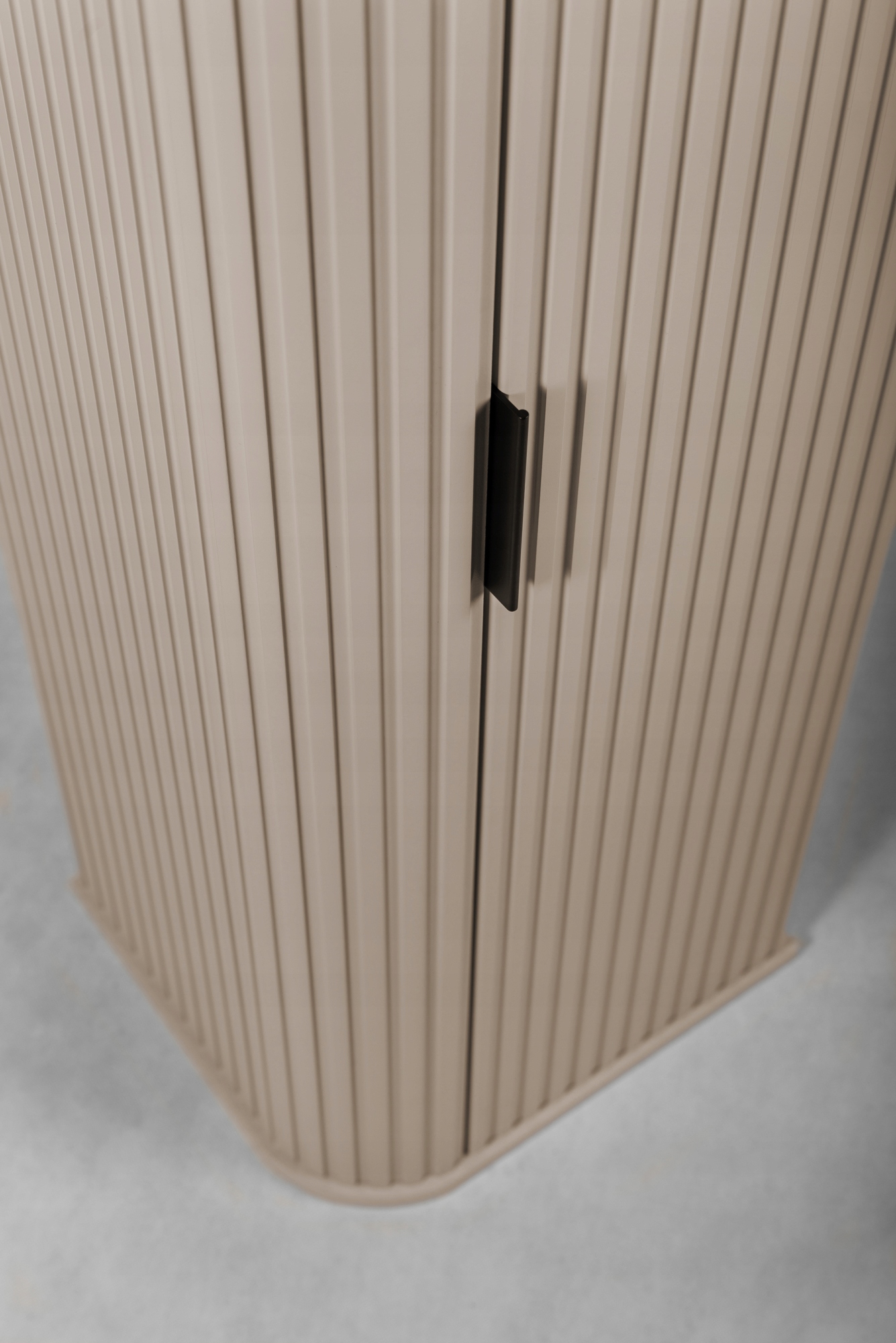 Szafka Łazienkowa Wisząca Słupek 139 cm RYFLOWANE Kaszmir Owalne fronty MDF Wysokość mebla 139 cm