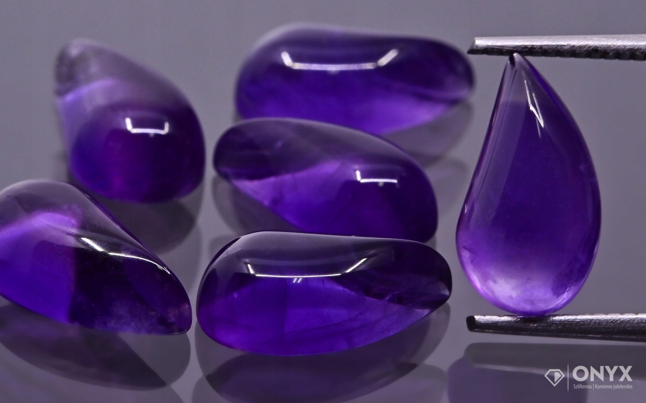 Ametyst A kabošon Pravý nepravidelný 14,5x9,5 mm