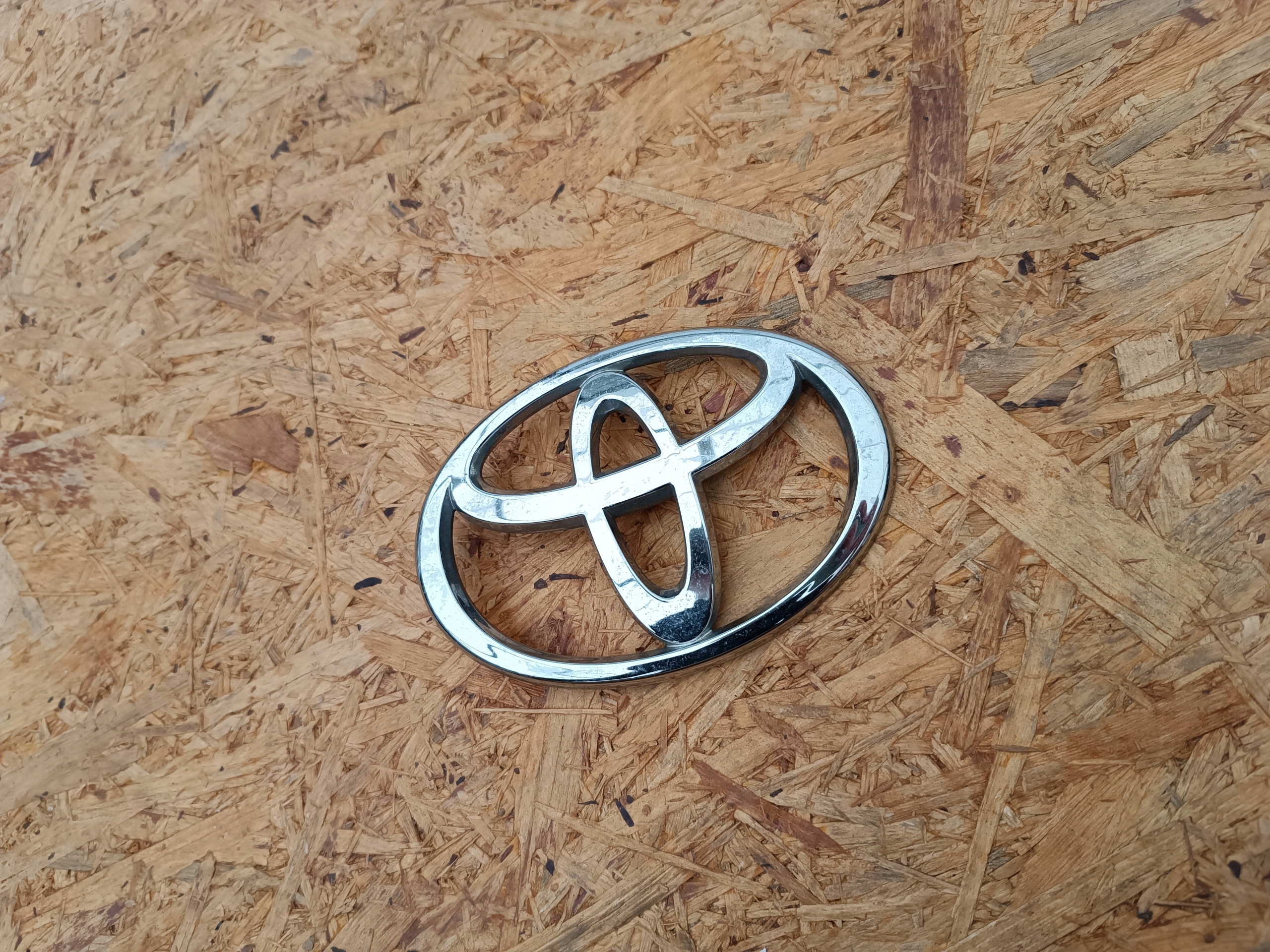 EMBLEMAT ZNACZEK LOGO GRILLA ZDERZAKA PRZÓD 75311-05030 TOYOTA AVENSIS T25 Marka Toyota