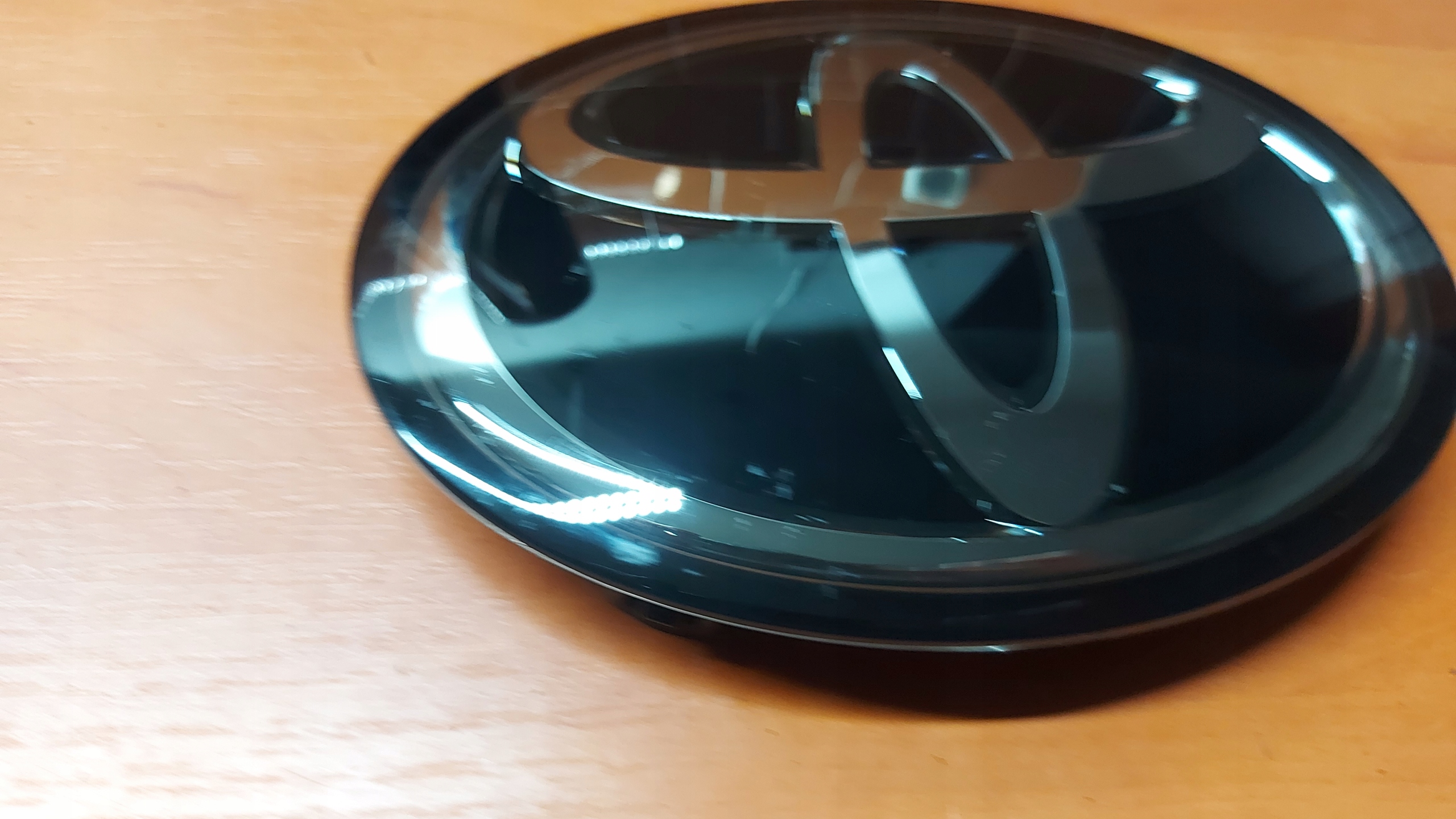 ZNACZEK EMBLEMAT LOGO PRZÓD PRZEDNI TOYOTA COROLLA CROSS CHR C-HR CAMRY Marka Toyota