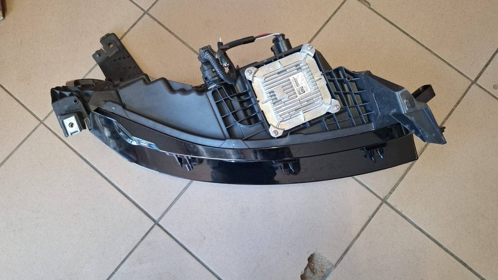 REFLEKTOR light front left RENAULT MEGANE V E-TECH 260606256R STAN as new