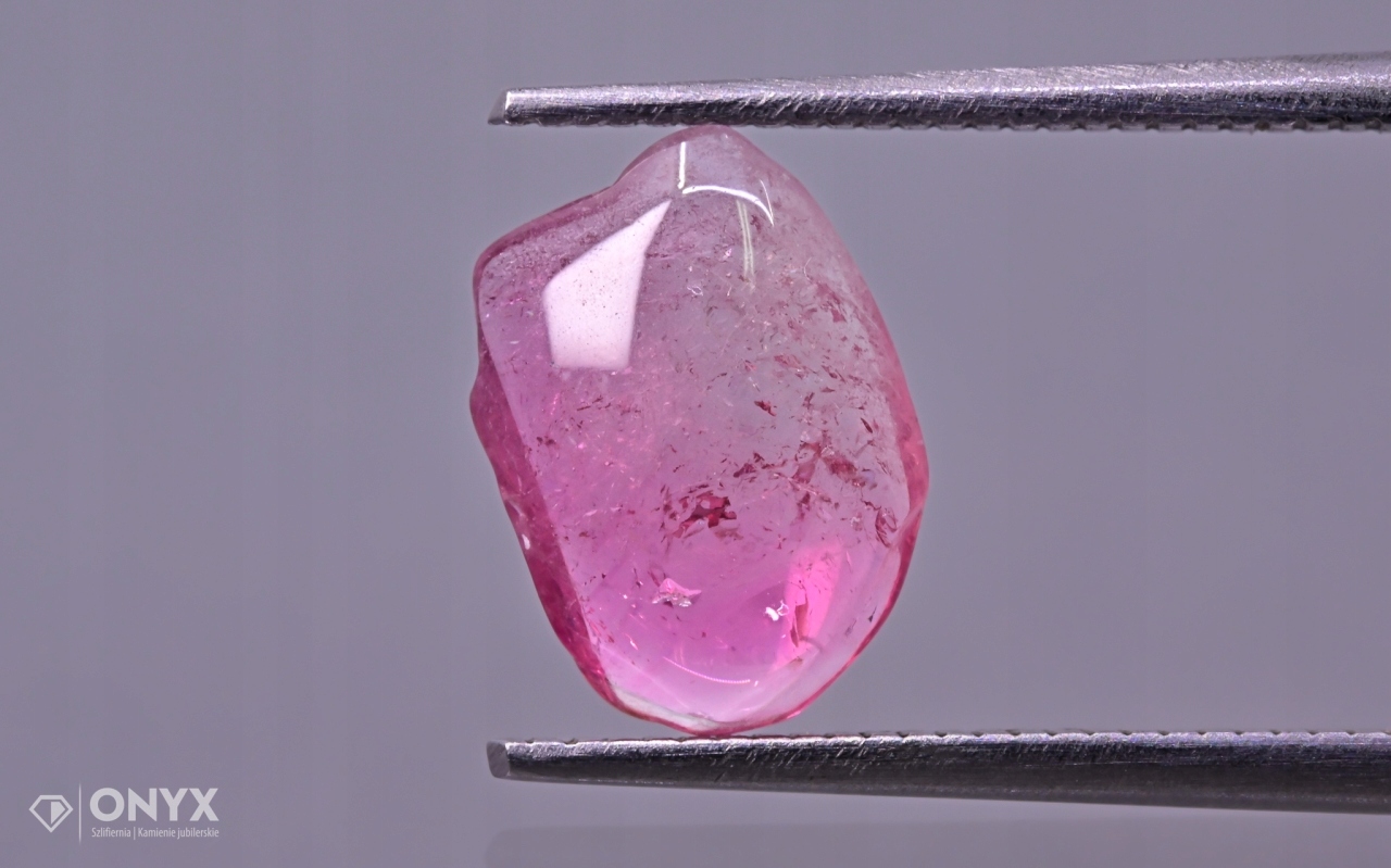 Turmalín konvexní nepravidelná deska 10x7 mm