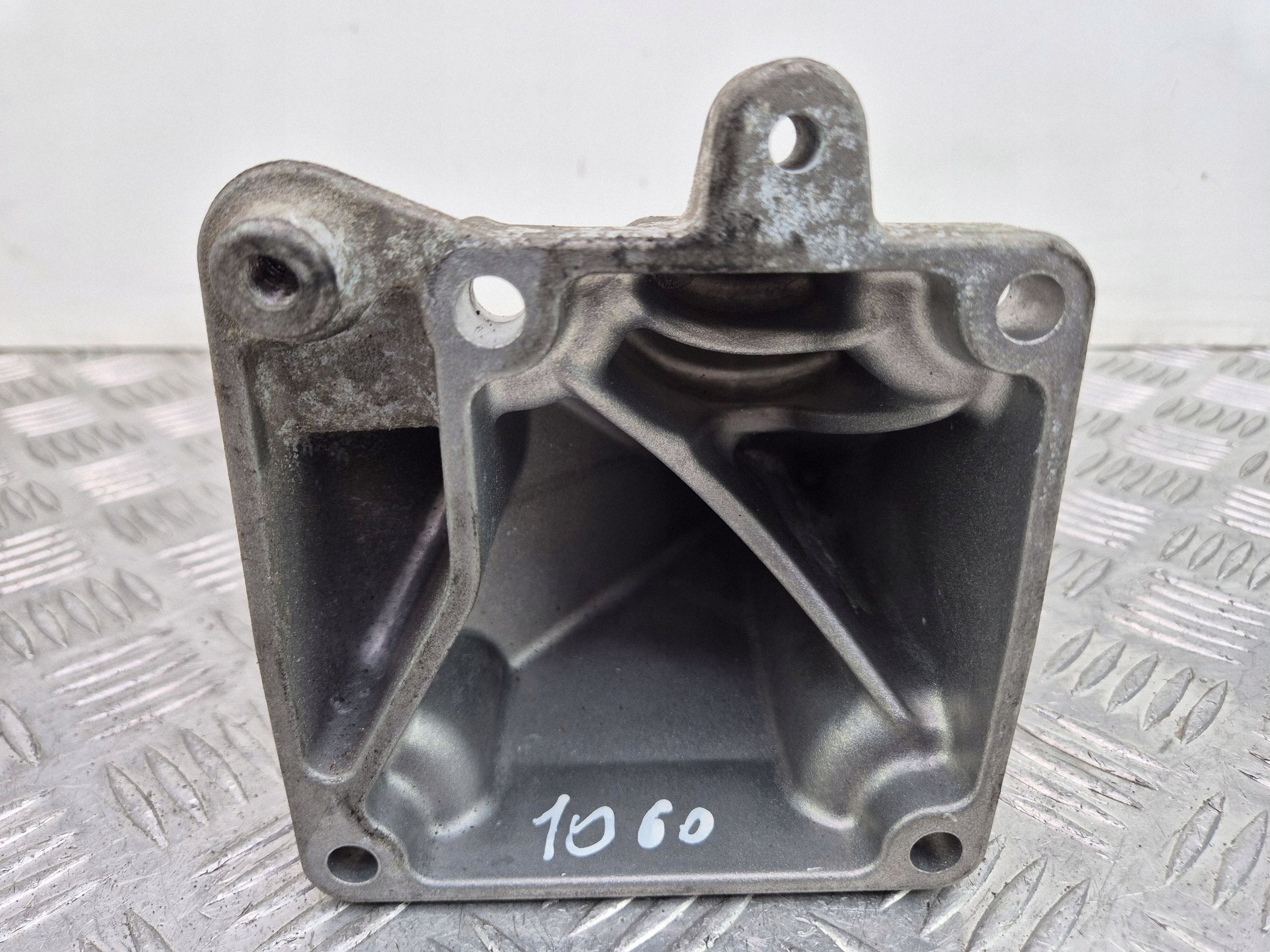 engine mount Mercedes C280 W204 A2722232104 M272.947