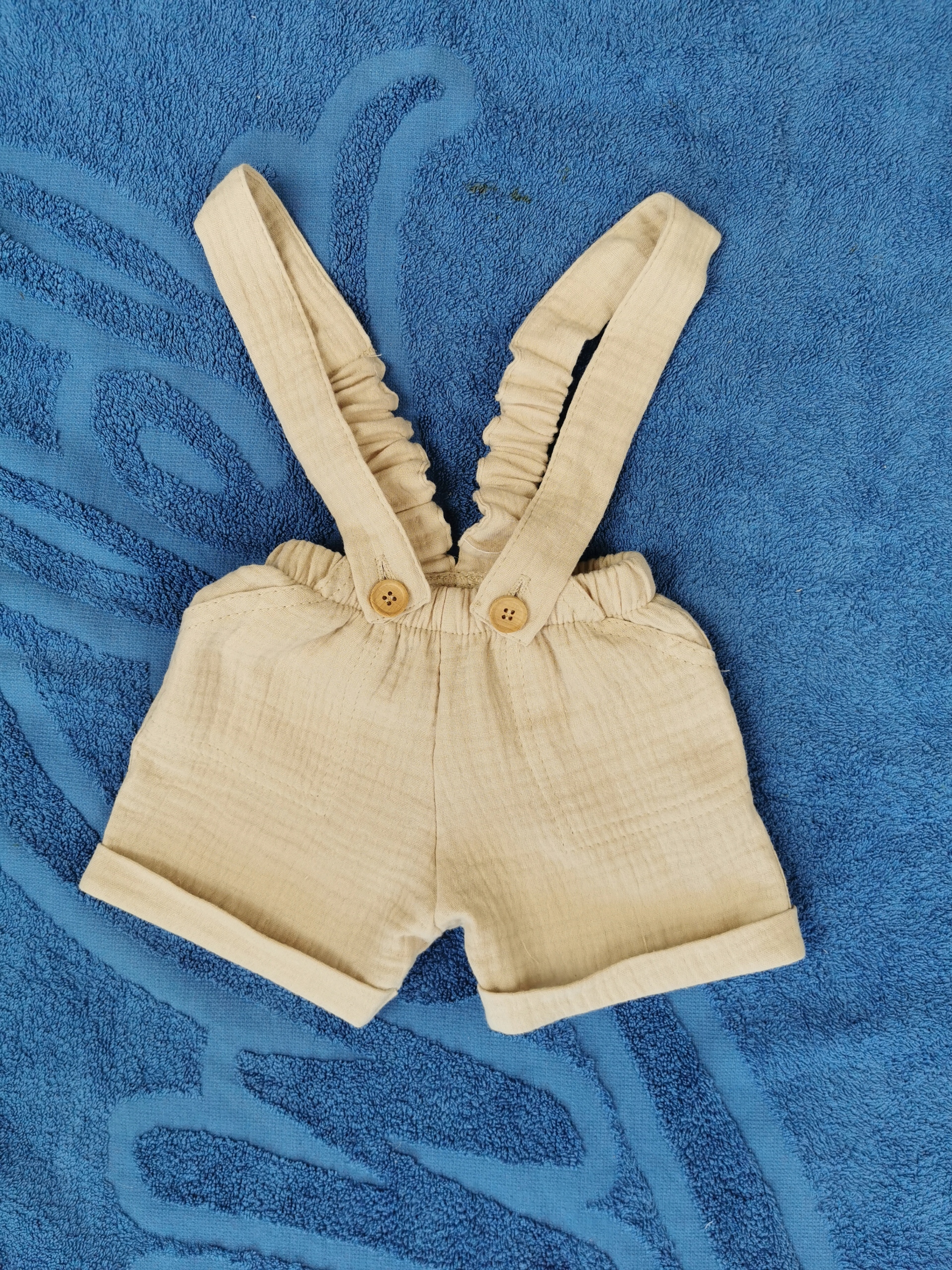 SPODENKI beżowe muślinowe krótkie Szelki 68 Marka Dominga