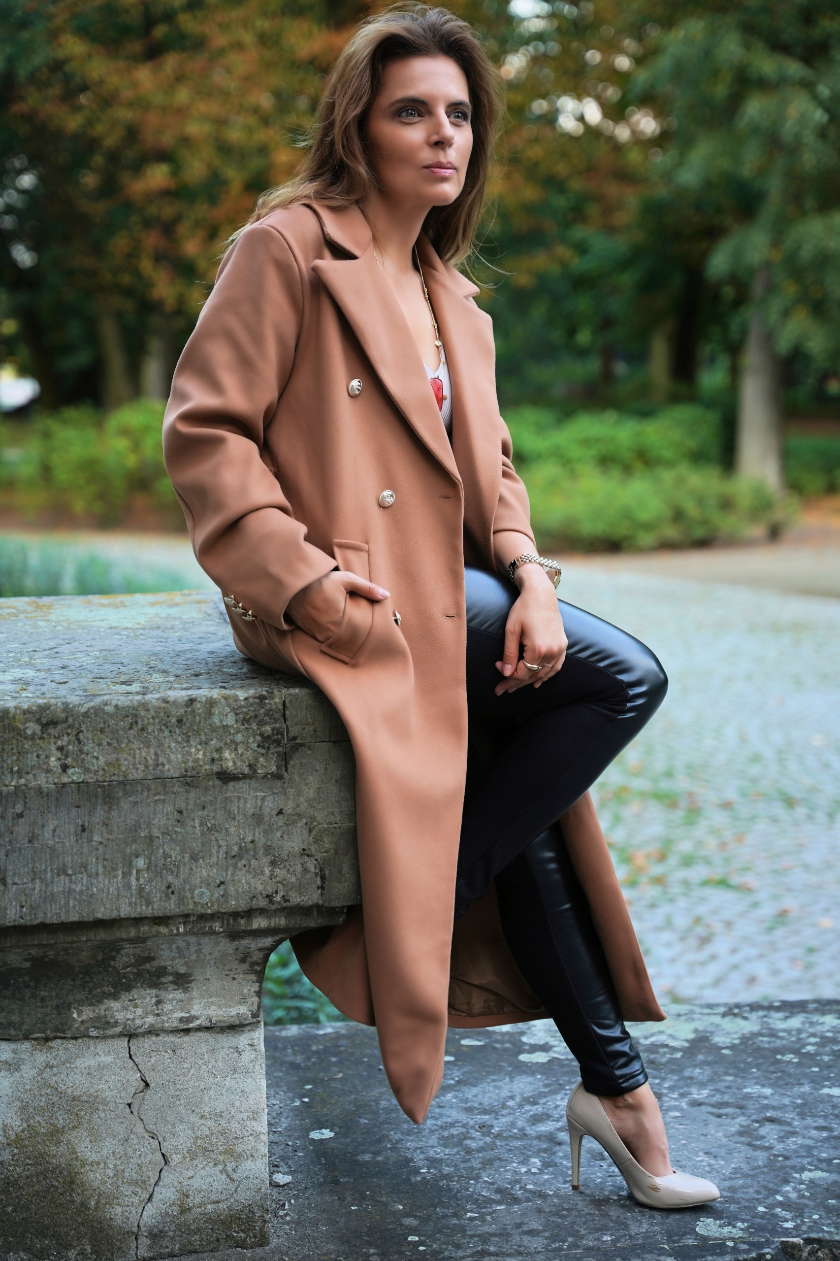 ELEGANCKI PŁASZCZ PRZEJŚCIOWY ZŁOTE GUZIKI MONICA KOLOR CAMEL Kolekcja wiosenna / jesienna