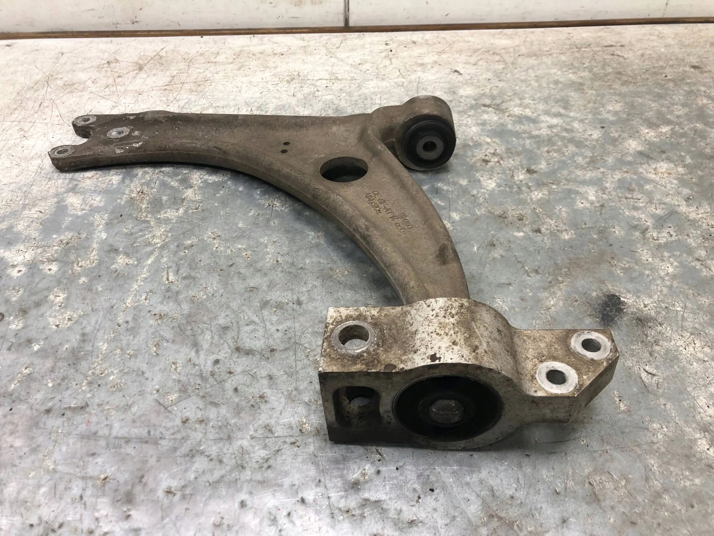 arm left front AUDI Q3 8U 3C0407151H