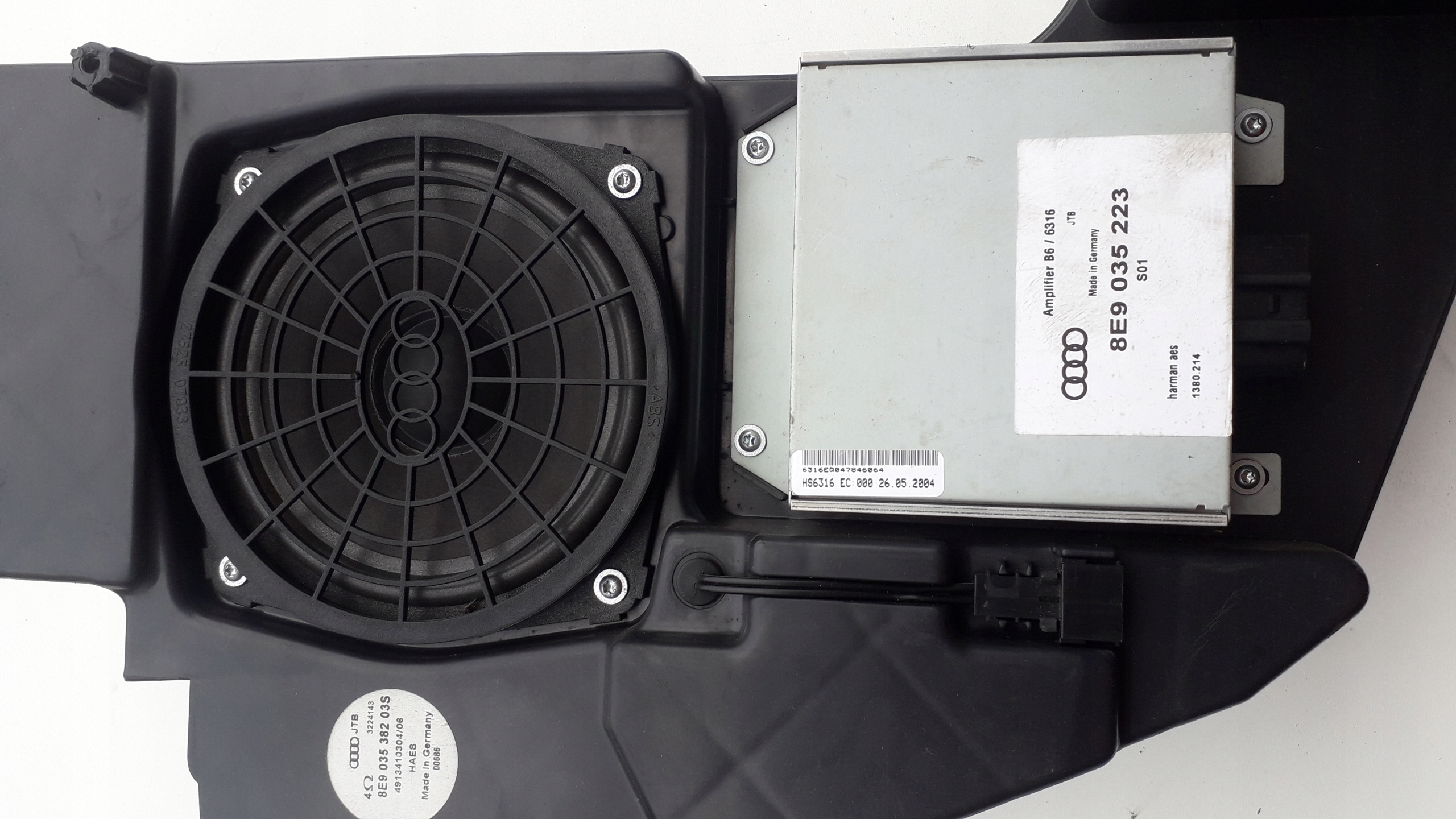 AUDI A4 B6 B7 KOMBI SOBUFE subwoofer speaker amplifier