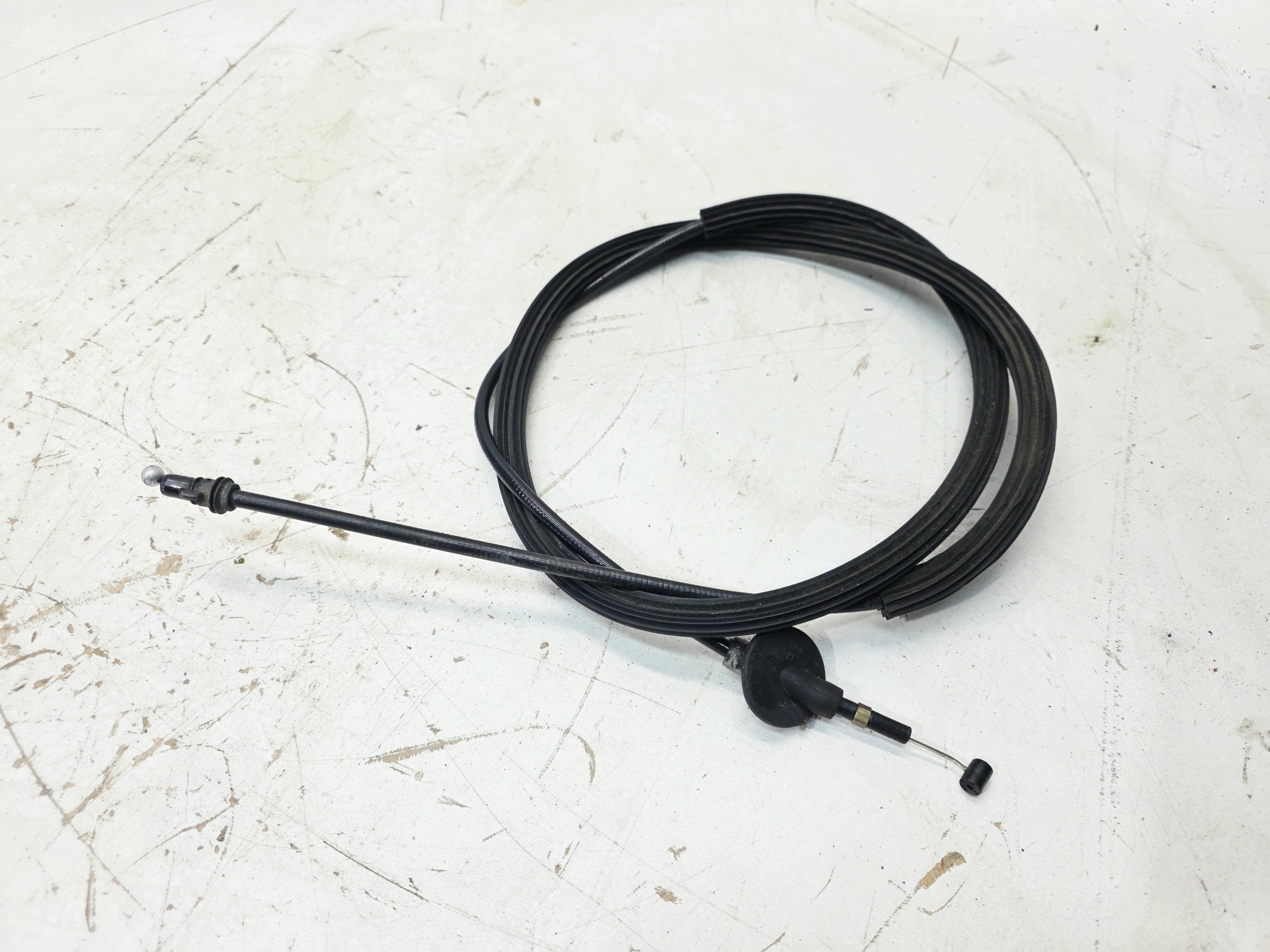 corde pour l'ouverture du capot AUDI A4 B8 A5 8T 8K1823535