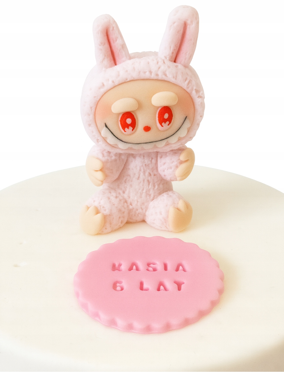 Růžová labubu, cukrová figurka, štítek s nápisem – dekorace na dort