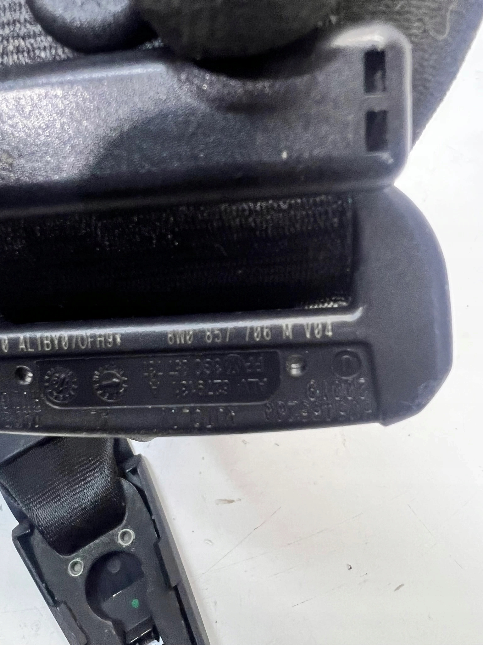 tension belt safety right front AUDI A4 B9 8W0857706M damag..