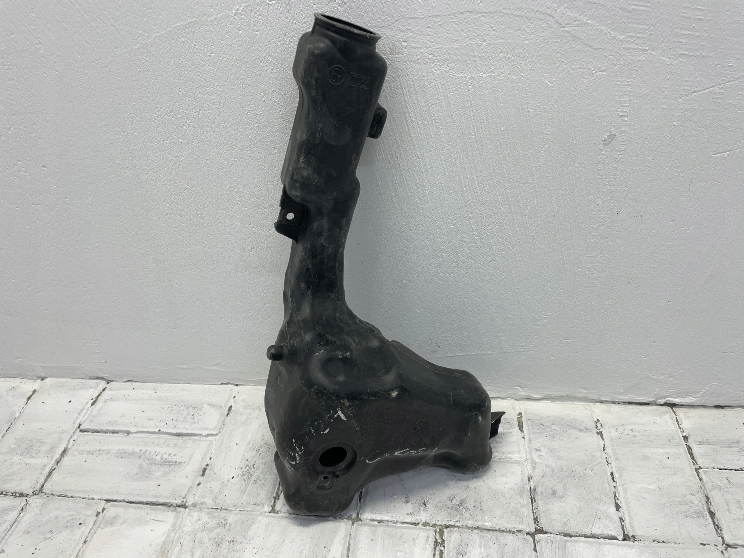 A2048601560 - Бачок омывателя MERCEDES C-Class W204 в 204