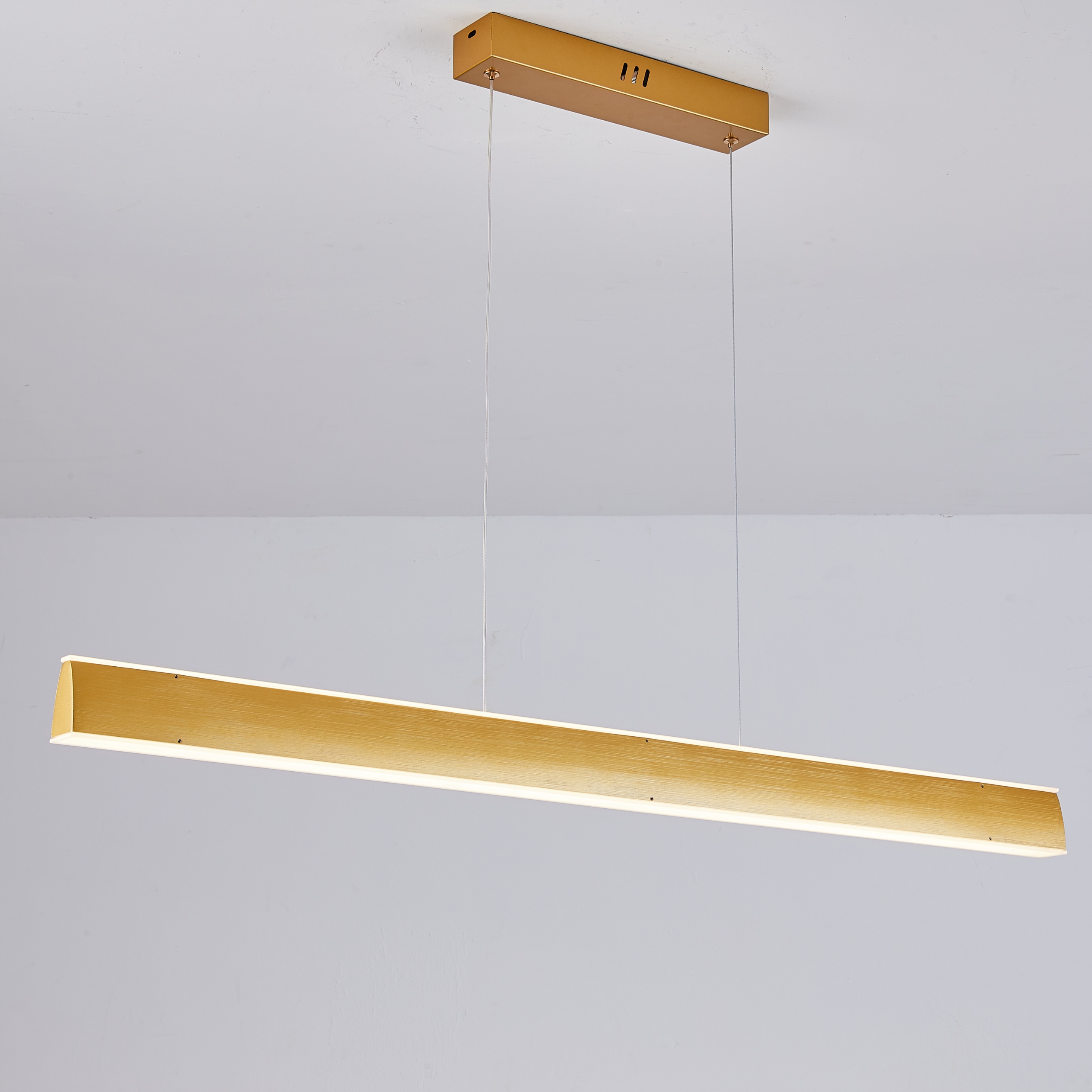 Dlhá závesná stropná lampa Luster Led Diaľkový Ovládač 44W 100 cm zlatá nad stolom