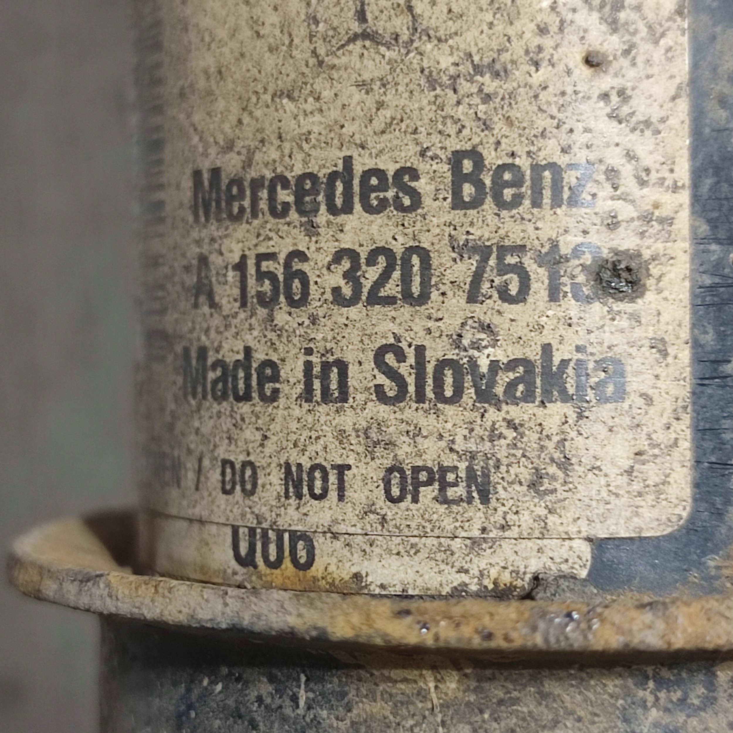 Mercedes-Benz GLA W156 2015 front left shock absorber osi przedniej