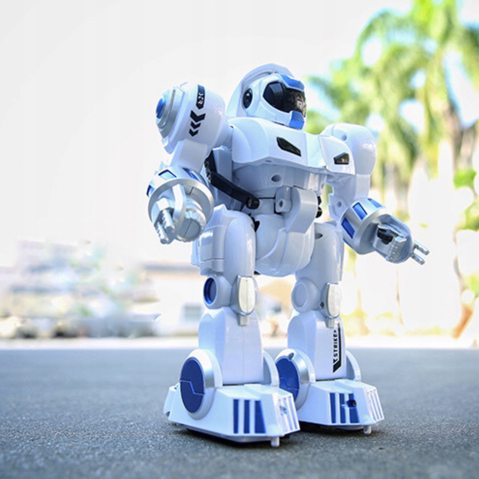 ROBOT INTERAKTYWNY ZDALNIE STEROWANY TAŃCZY TRANSFORMUJĄCY NA PILOT Kolor dominujący biel