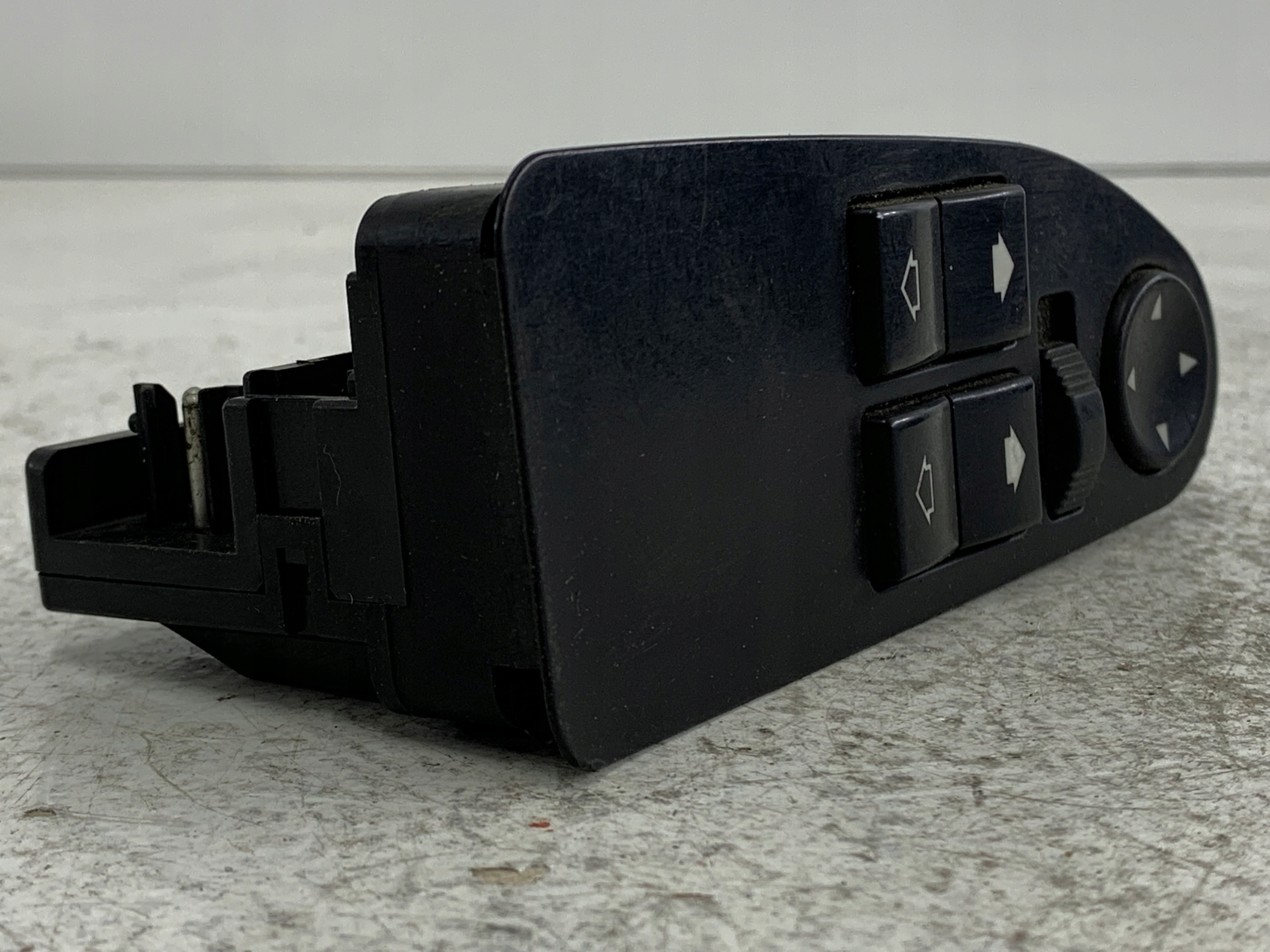 BMW E39 PANEL of the window left front driver´s 8360887