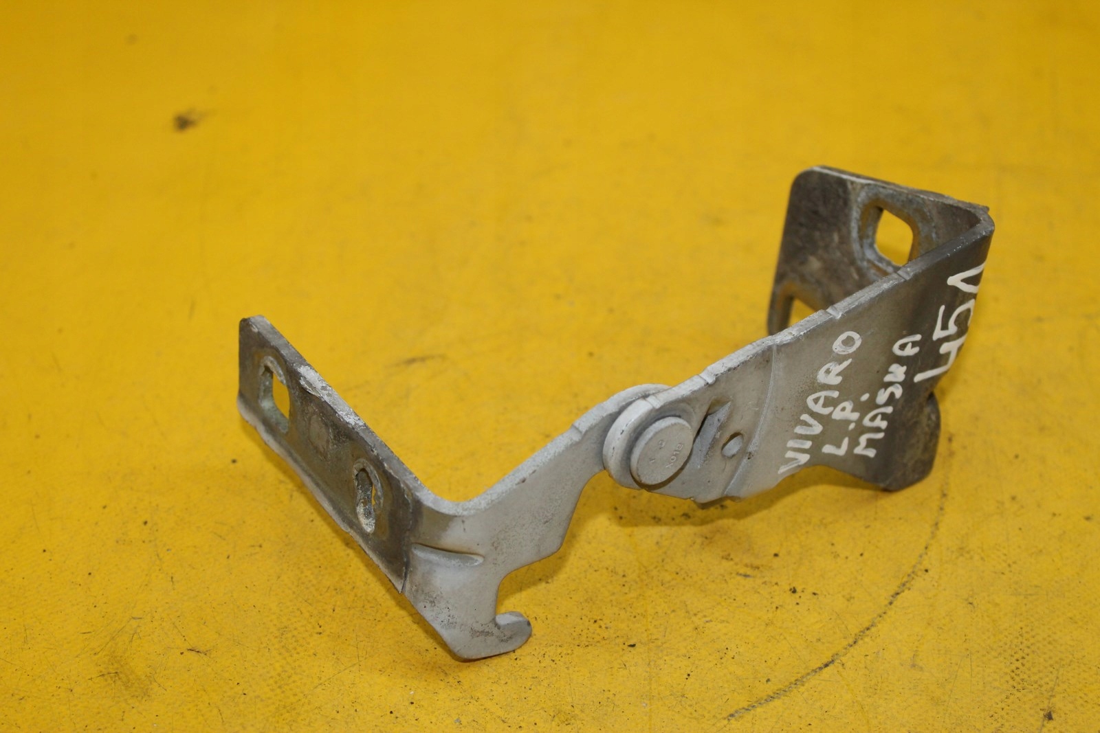 ZAWIAS MASKI LEWY PRZÓD 312082 VIVARO TRAFIC II