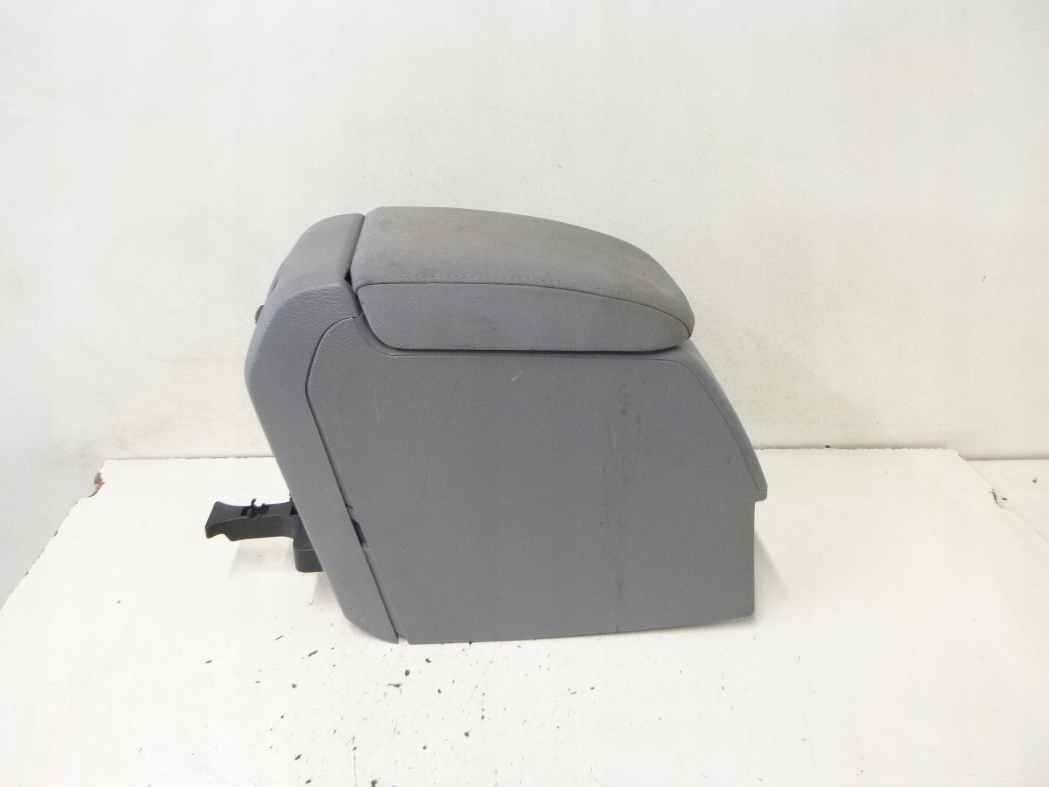 подлокотник vw volkswagen Golf V 3D 04r.