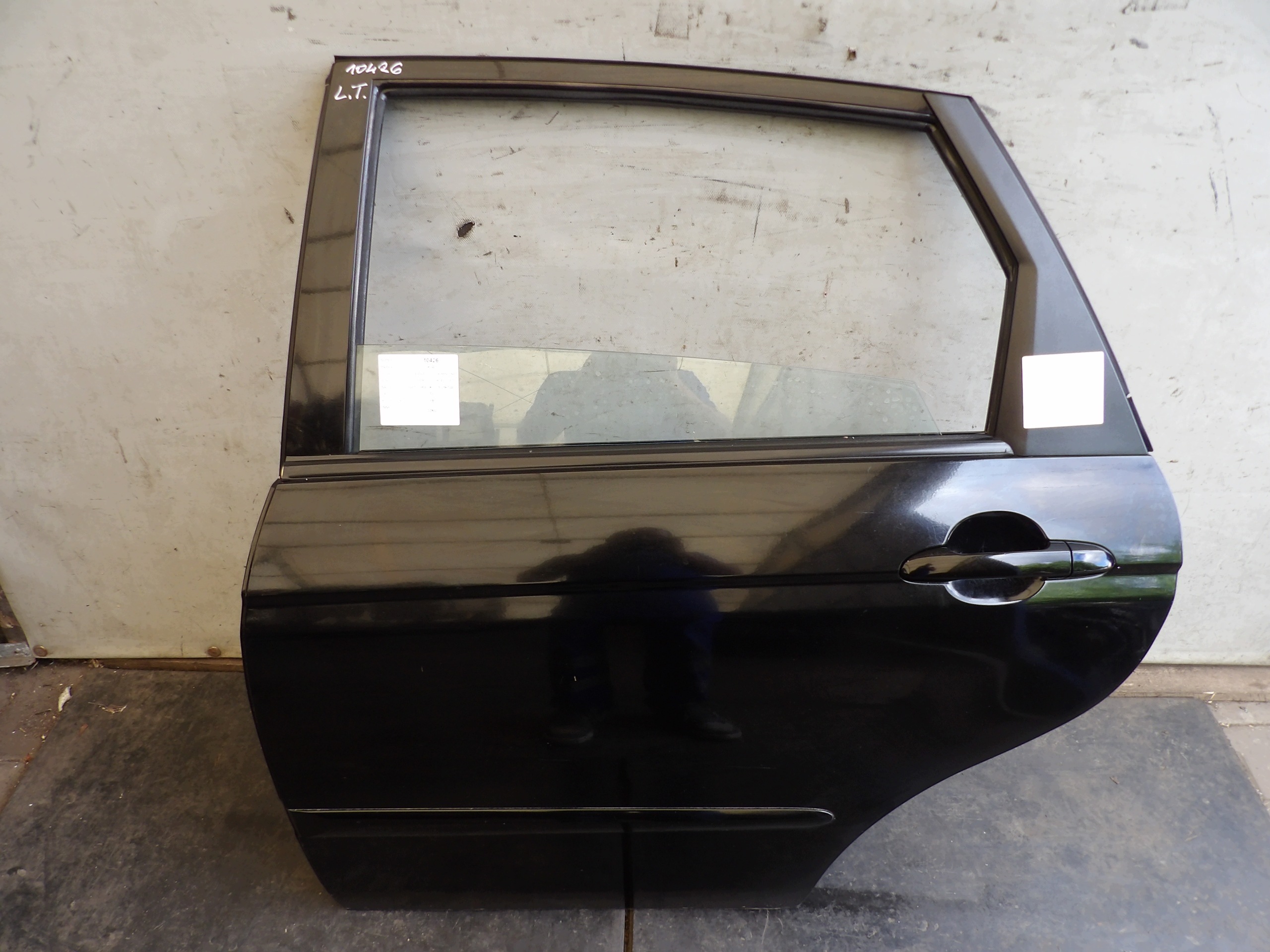 Kia Cerato and 1,6 door rear. left EB