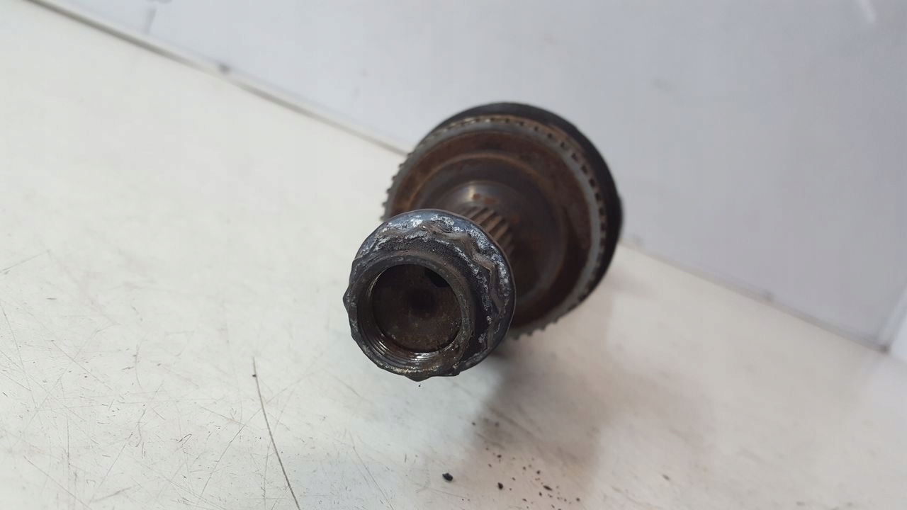 semi-axis left short. Toyota Yaris and