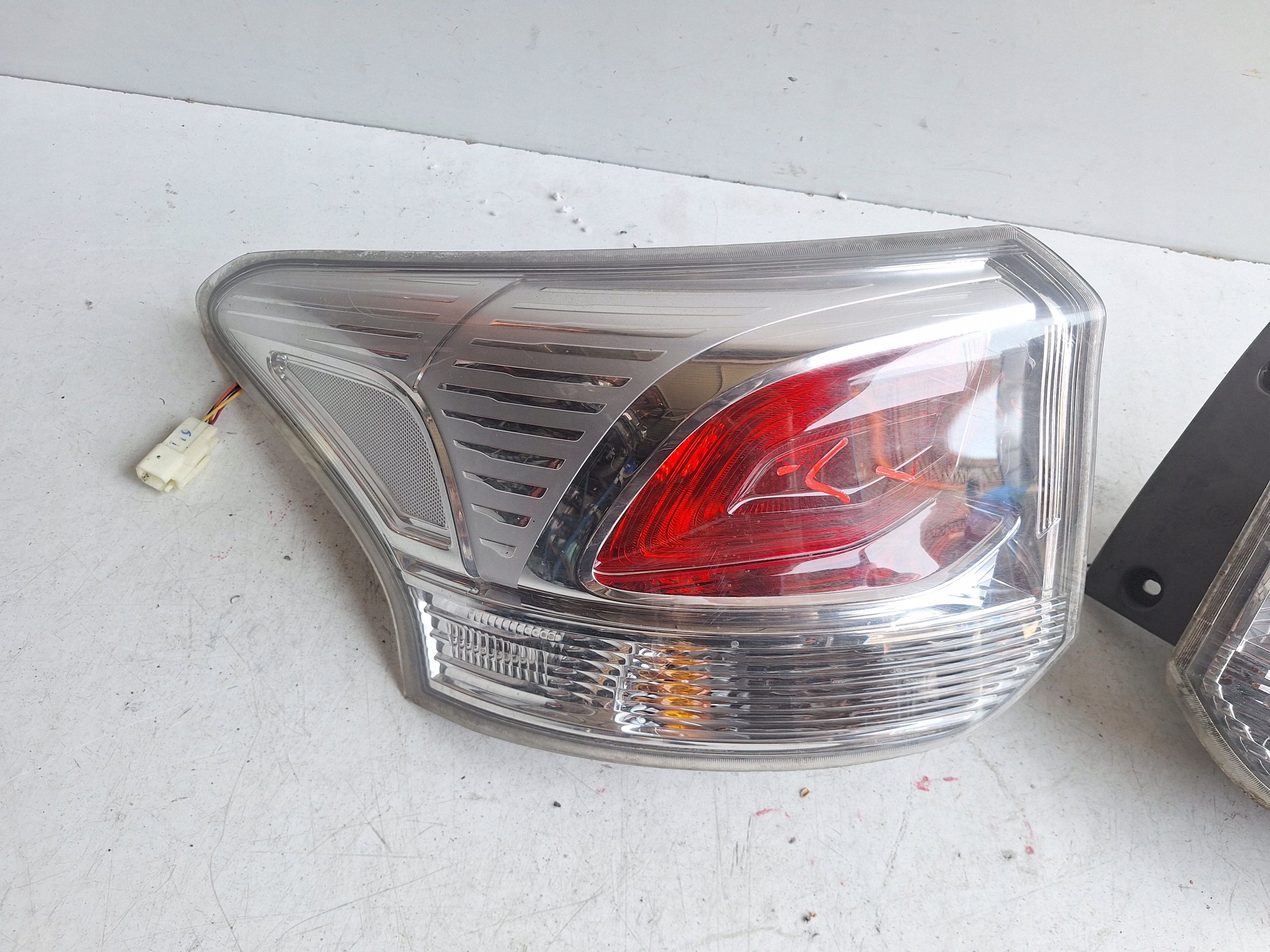MITSUBISHI OUTLANDER III 13-15 light right fender