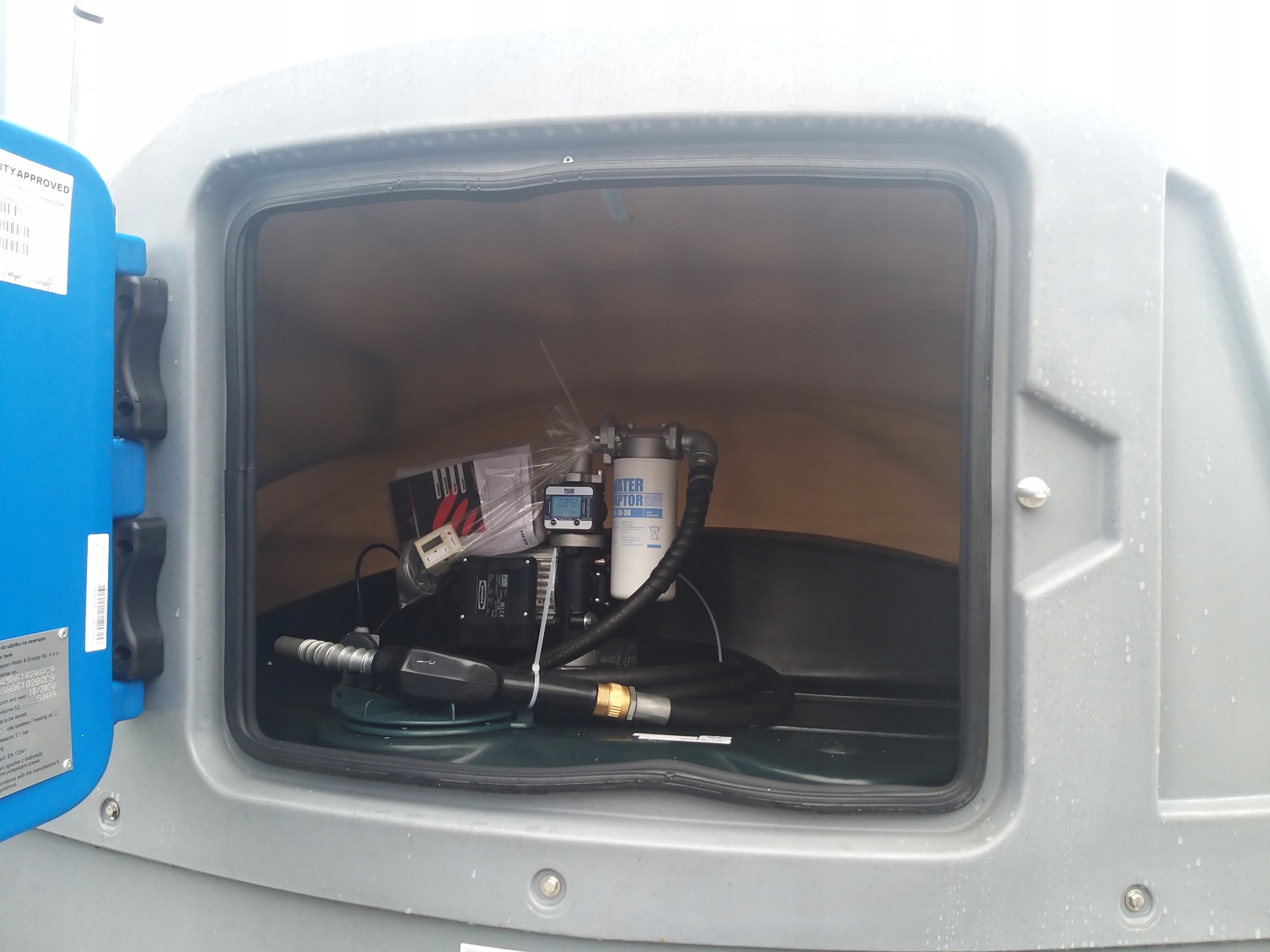 ZBIORNIK NA PALIWO 2500 DESO DYSTRYBUTOR ZWIJADLO Weight with packaging 130 kg