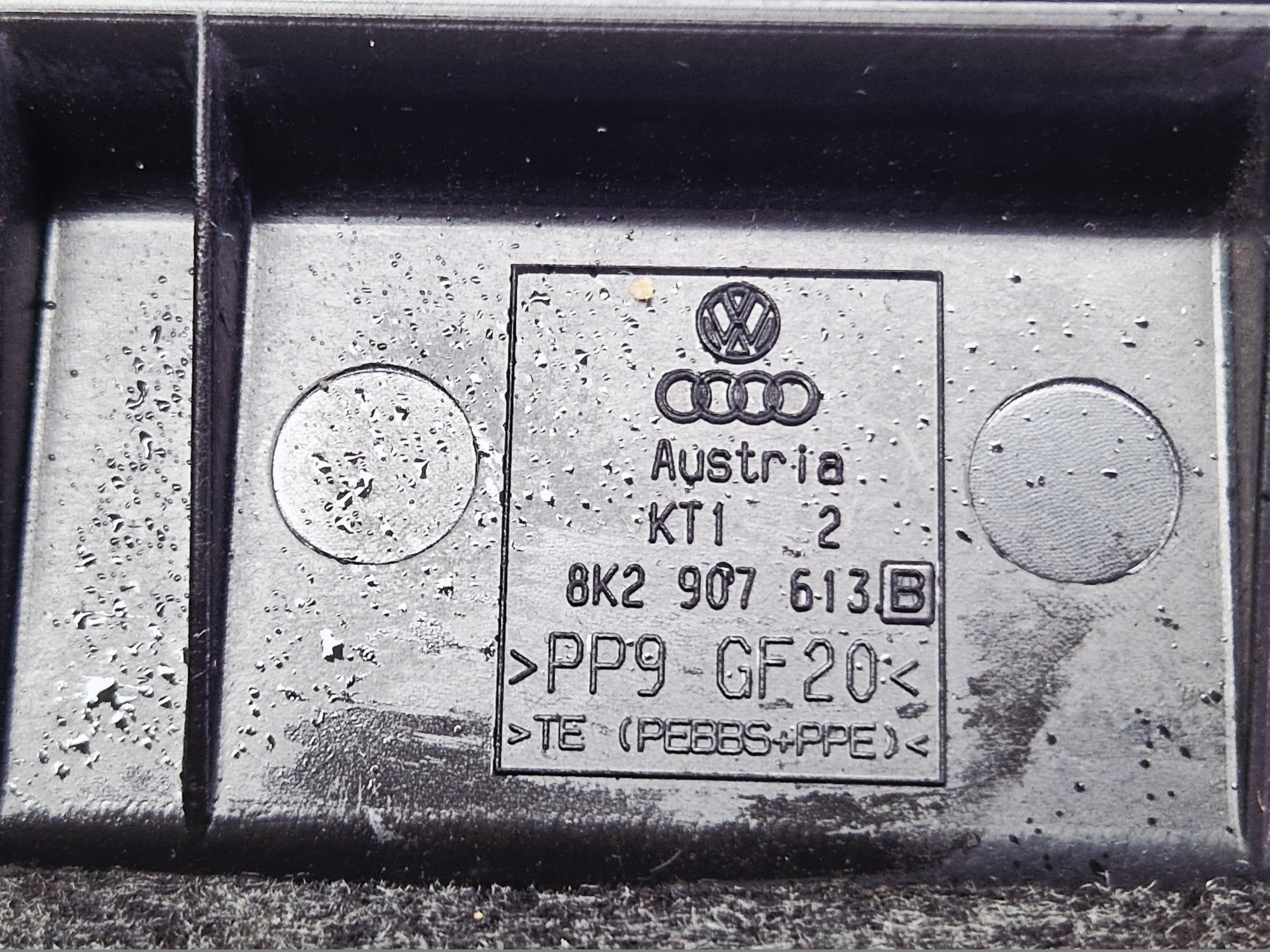 AUDI A4 B8 Abdeckung des Sicherungskastens 8K2907613