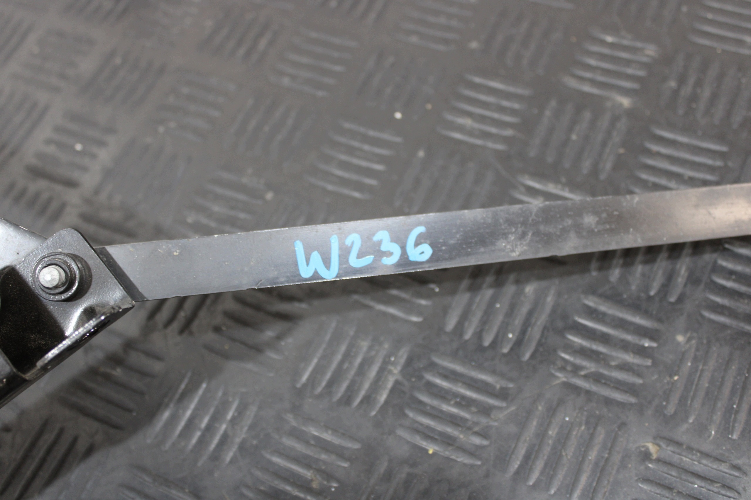 console holder supports front A2066205501 MERCEDES-BENZ CLE 236 W236