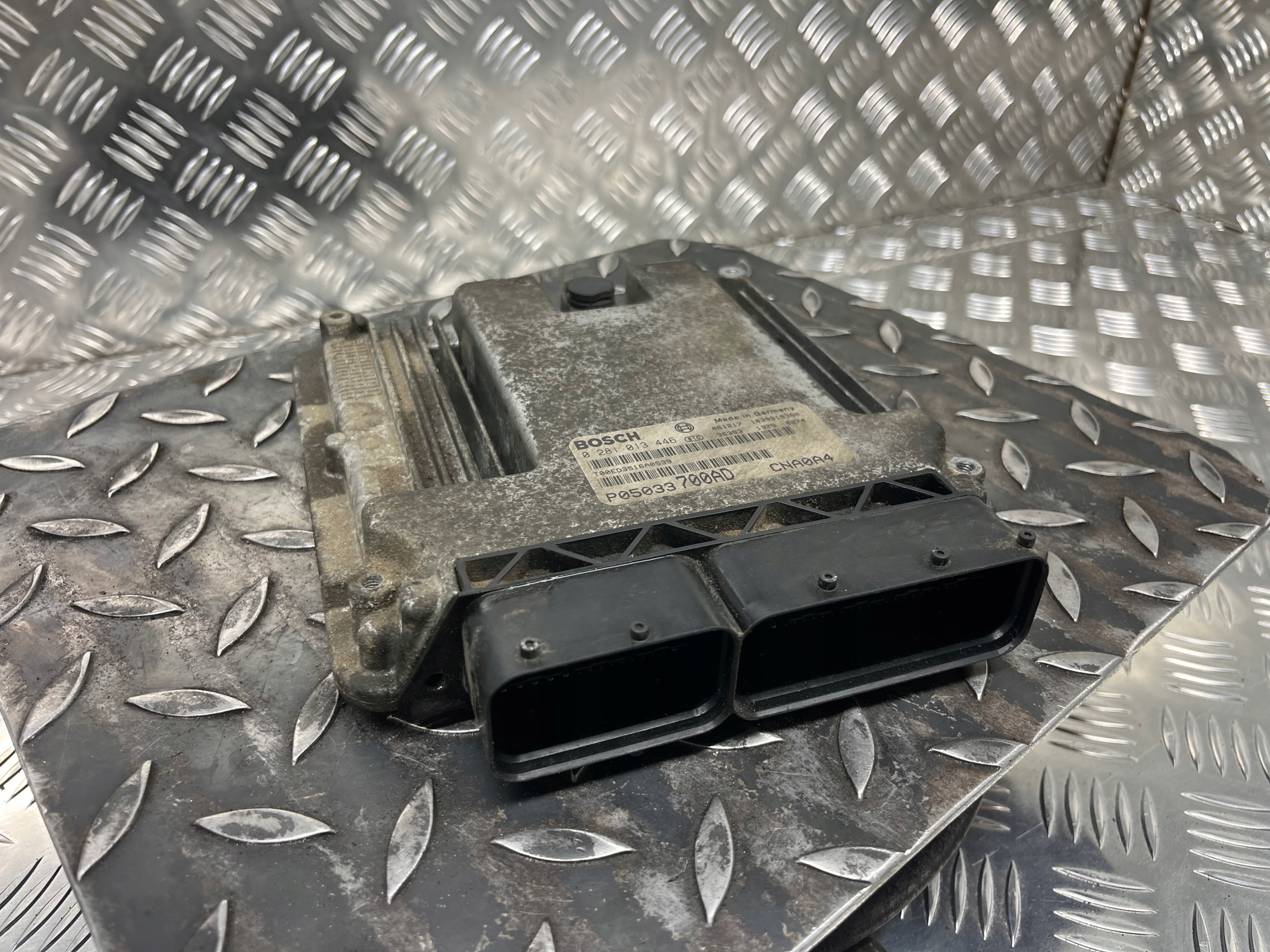 computer of the engine control unit CHRYSLER SEBRING 05033700AD