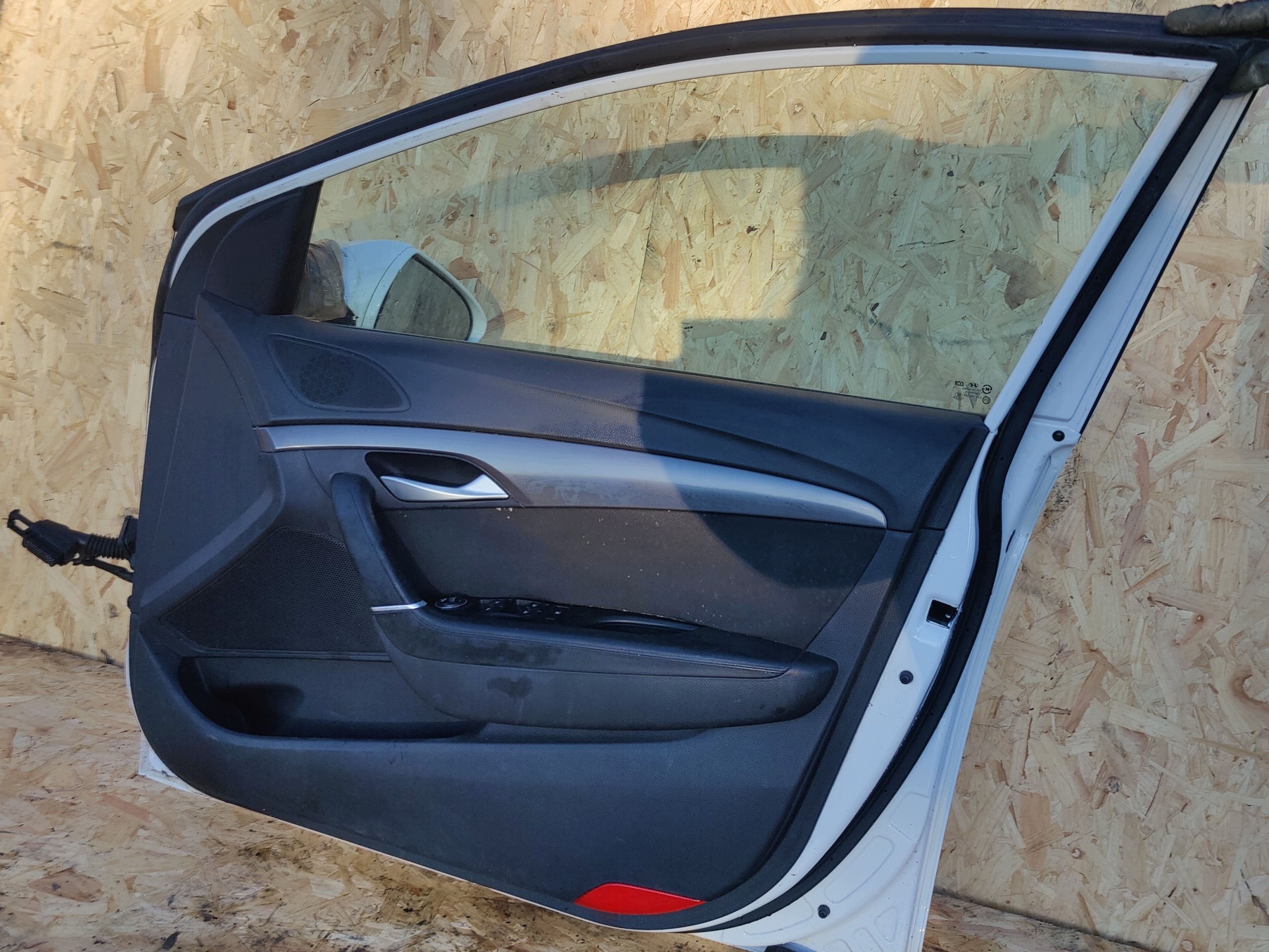 HYUNDAI I40 door front front right BIALE