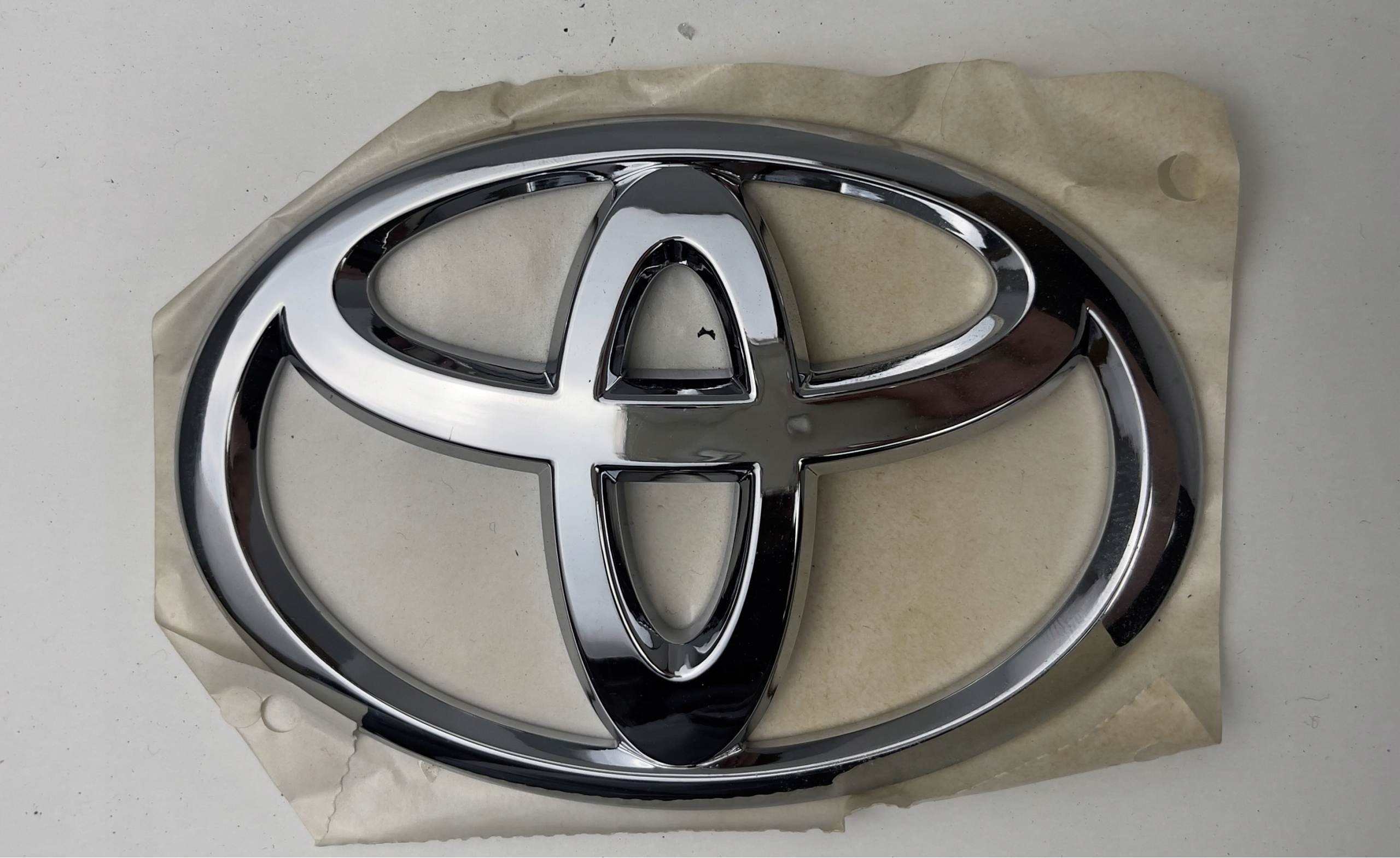 TOYOTA AYGO I AURIS YARIS ZNACZEK EMBLEMAT KLAPY BAGAŻNIKA TYŁ 75431-0H010