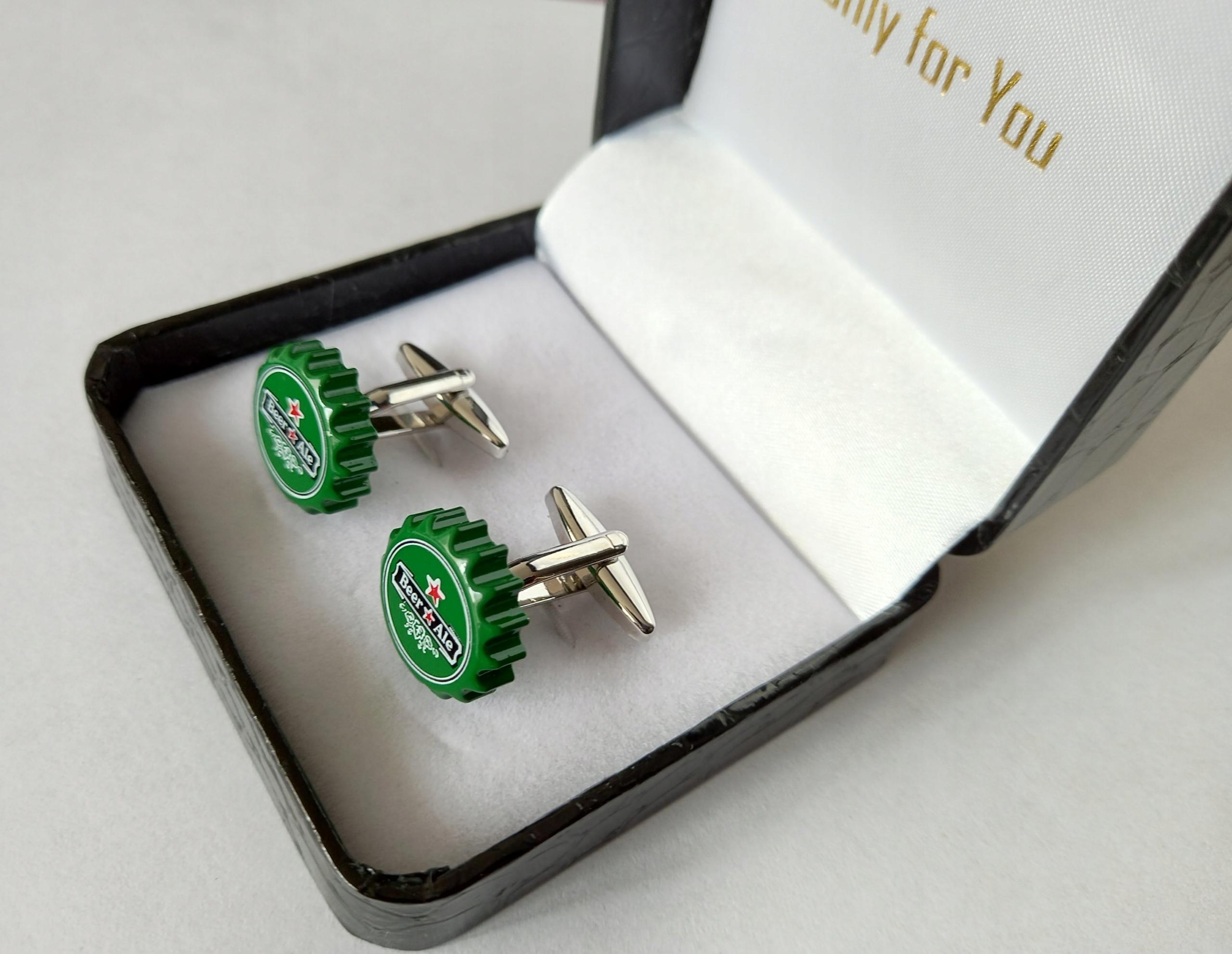 Manžetové knoflíčky Exciting s pivními kapslemi Haineken