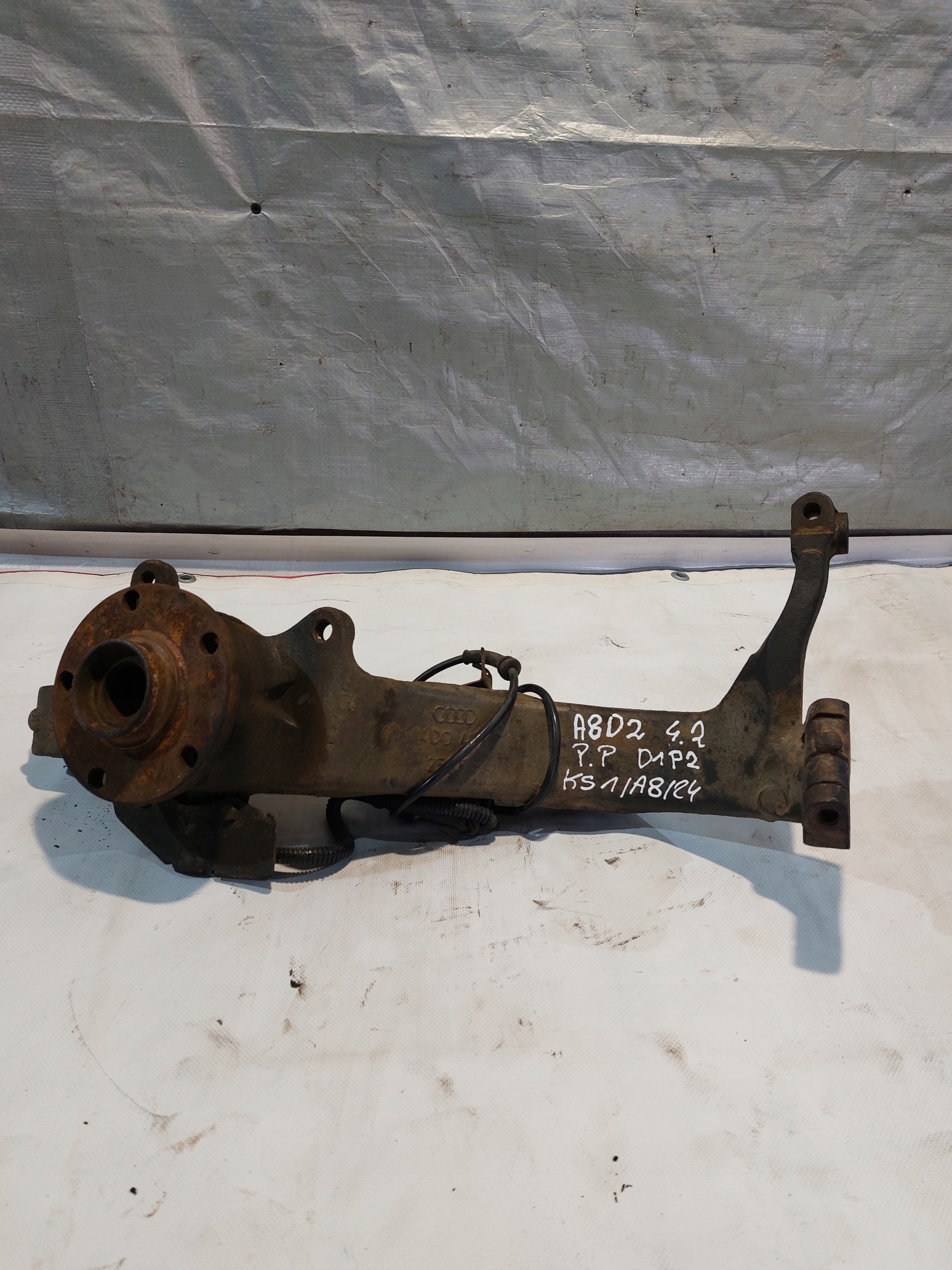 Moyeu support broche Droite Avant AUDI A8 D2 4.2