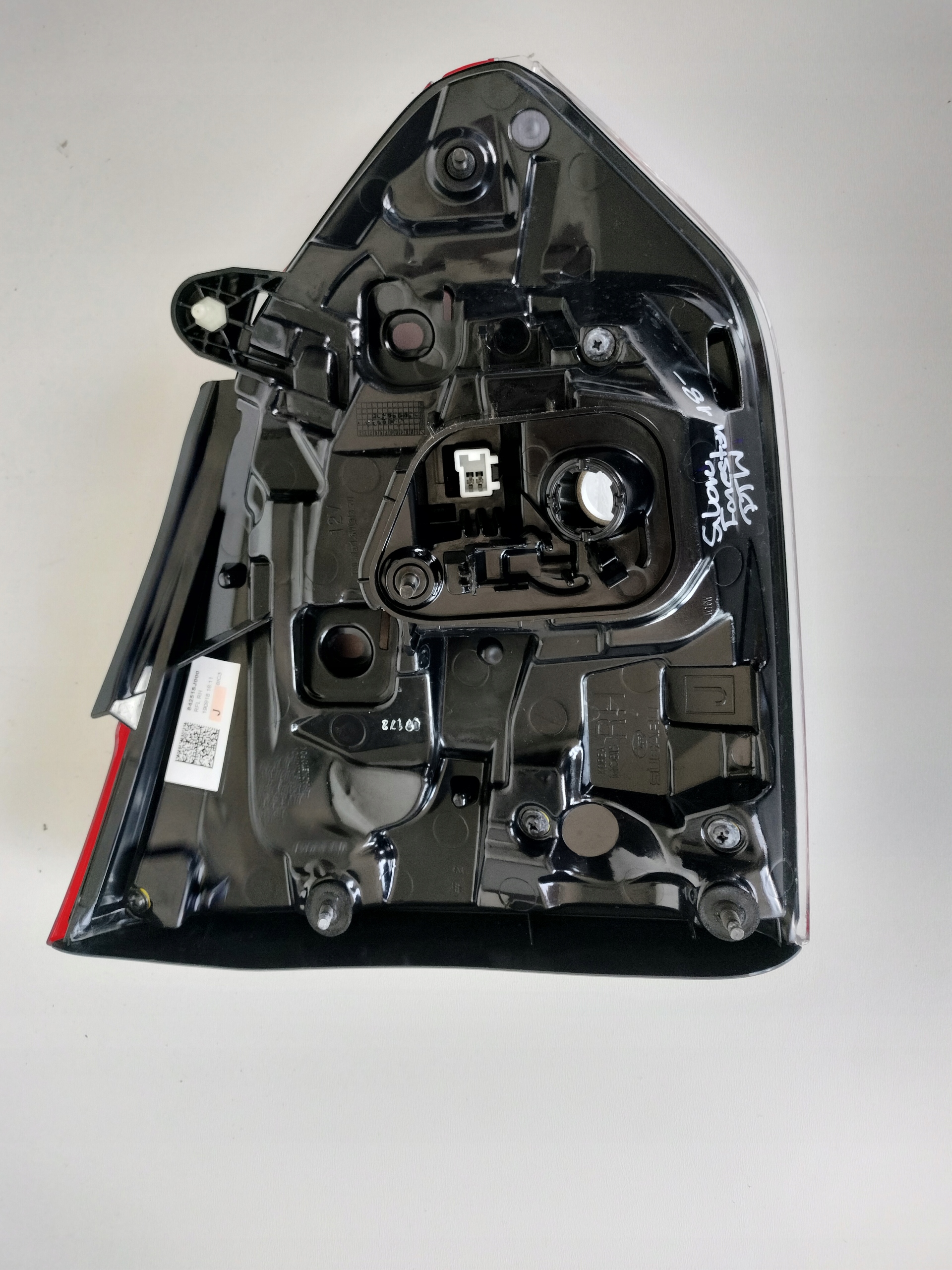 feu droit arrière du capot SUBARU FORESTER V 19