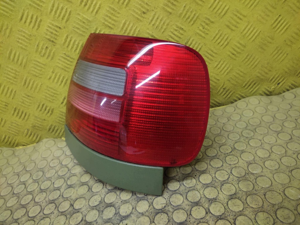 AUDI A4 B5 světlo pravý záď