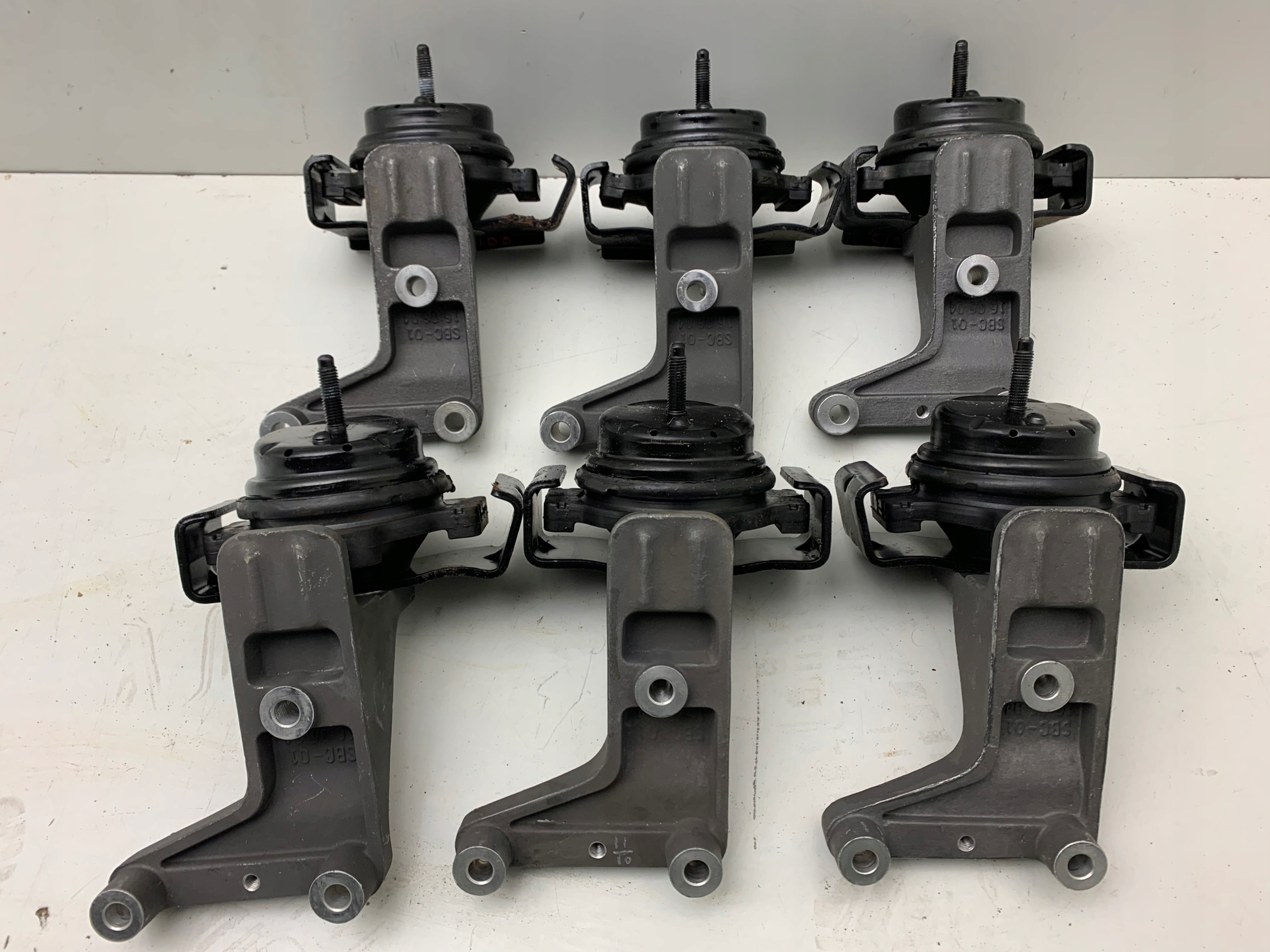 FISKER KARMA ŁAPA MOCOWANIE PODUSZKA POD SILNIK Numer katalogowy części FISKER łapa sulik