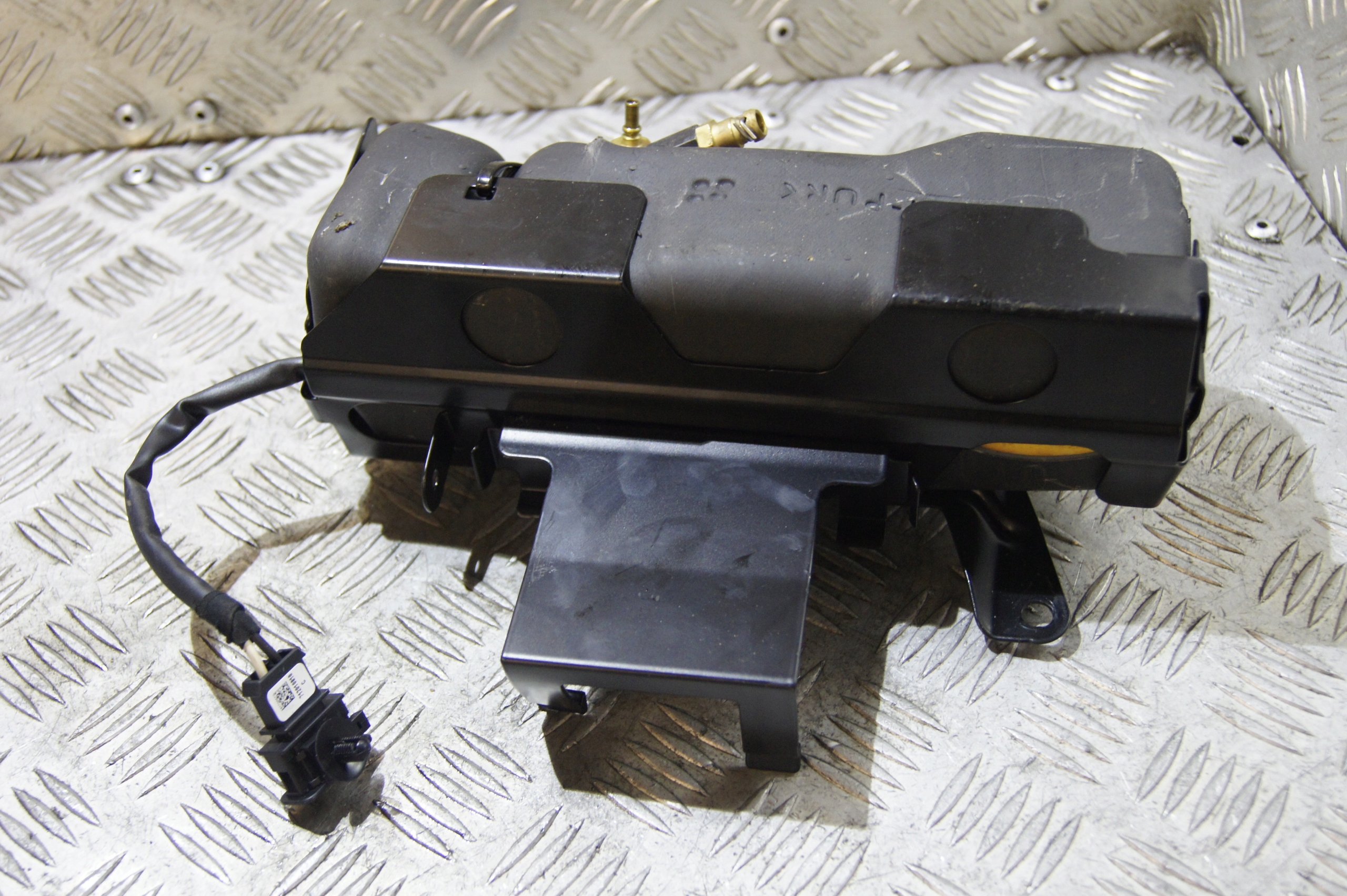 Mechanizm pompka klapy Cayenne 7L5