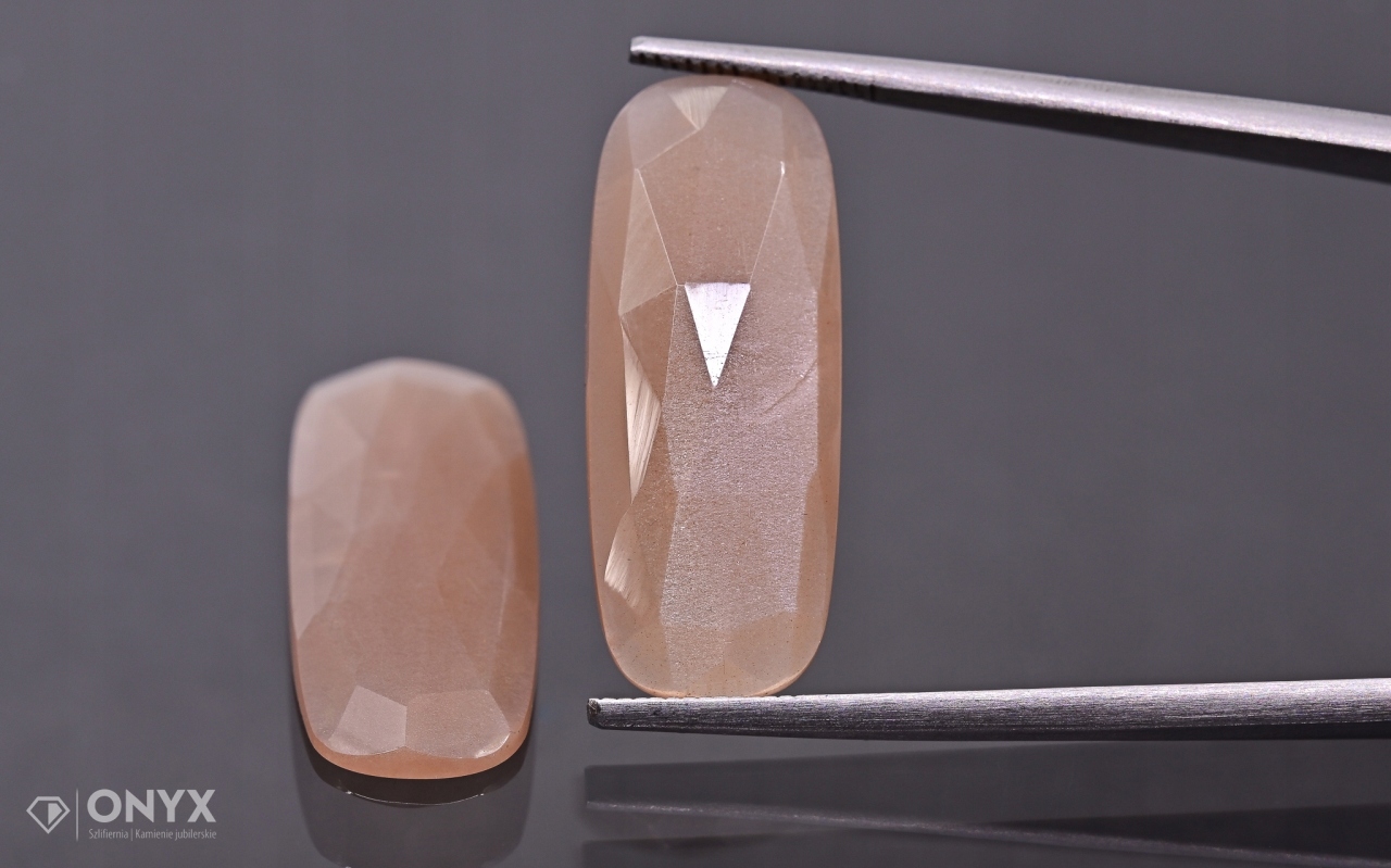 Měsíční kámen Pár fazetovaný nepravidelný 24,