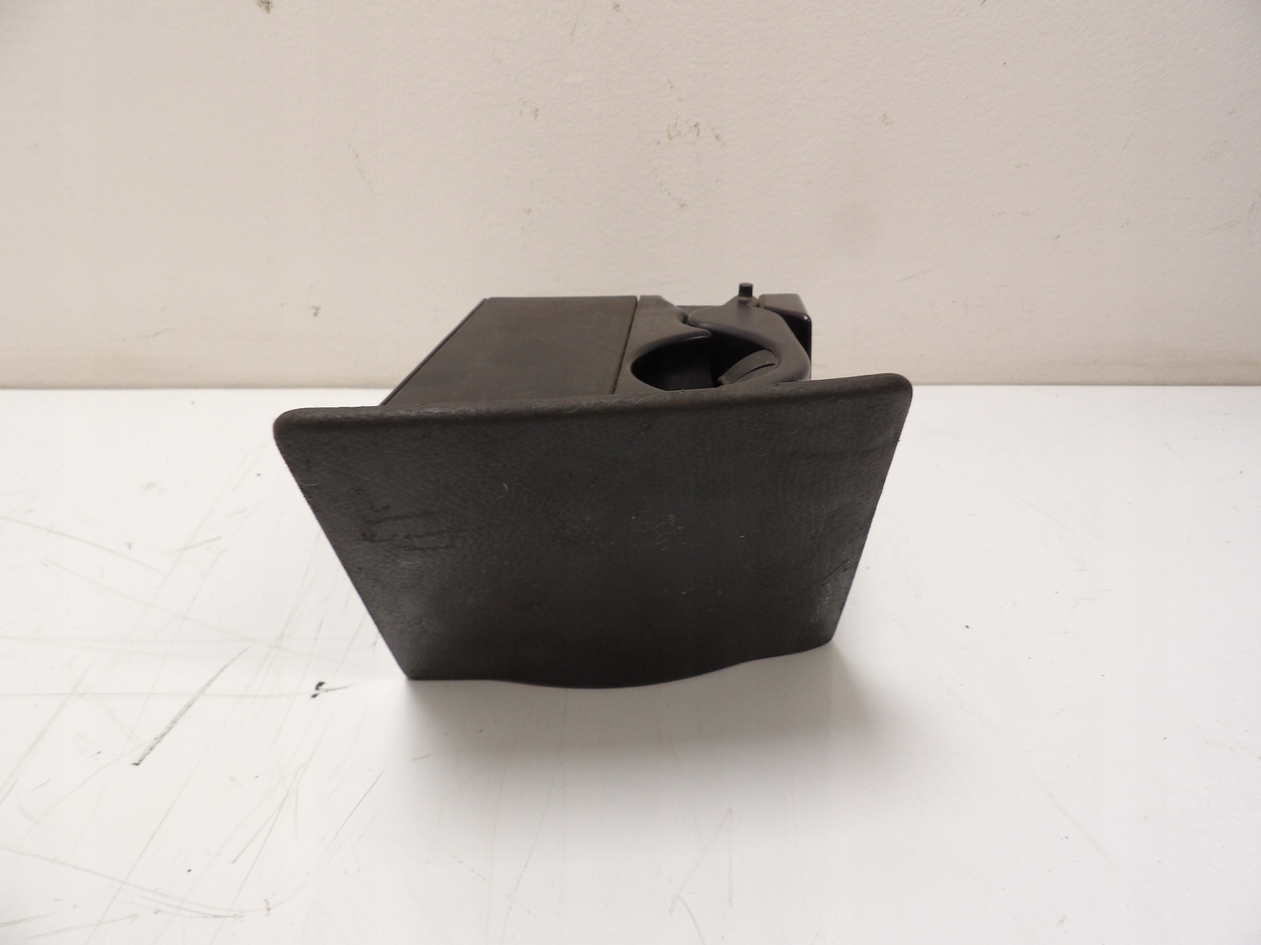 A6396800258 - Вито коробка для хранения пепельница подстаканник W639 03-