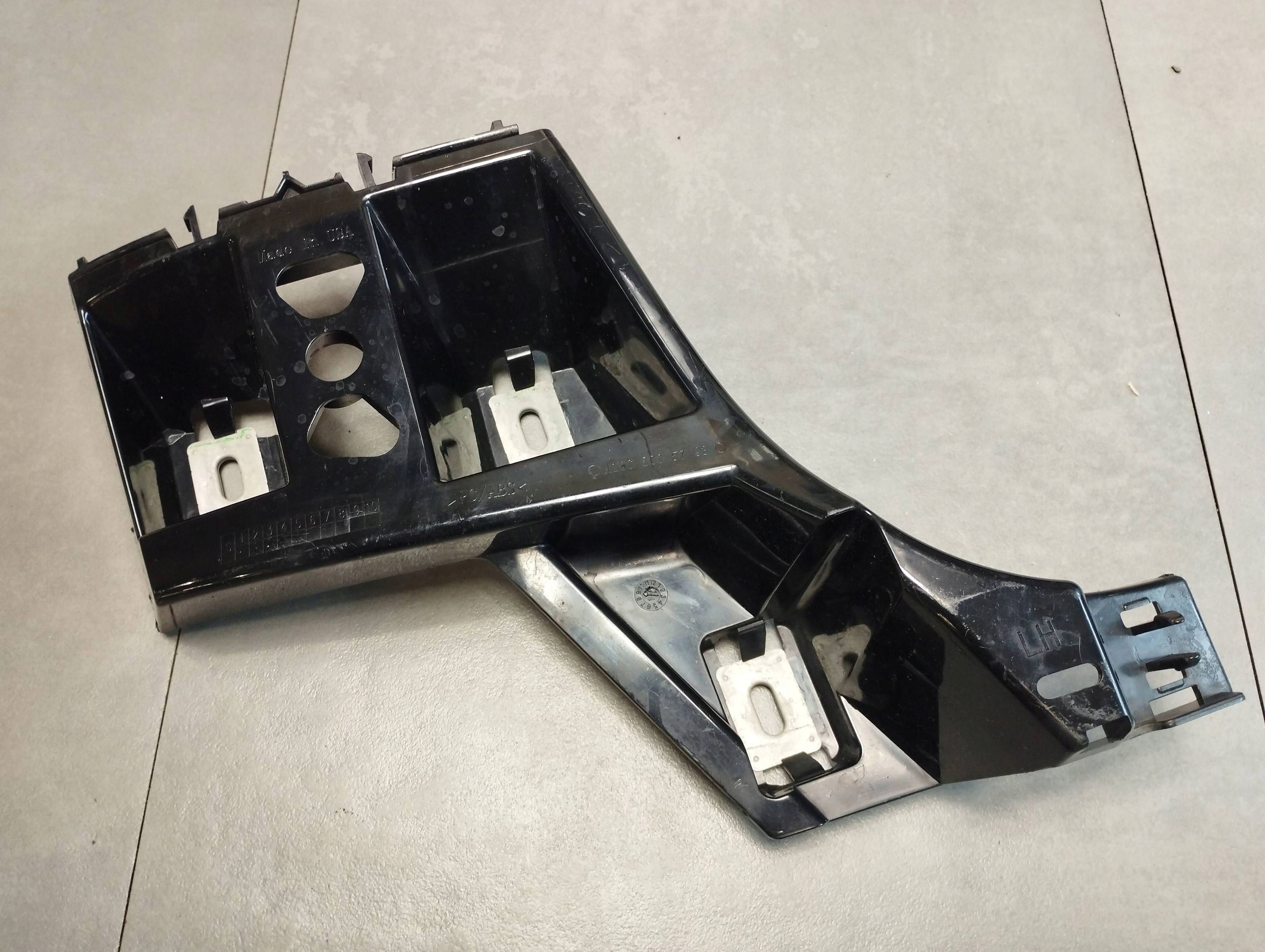 Mercedes-Benz GLE W166 bumper bracket left rear part A1668805703
